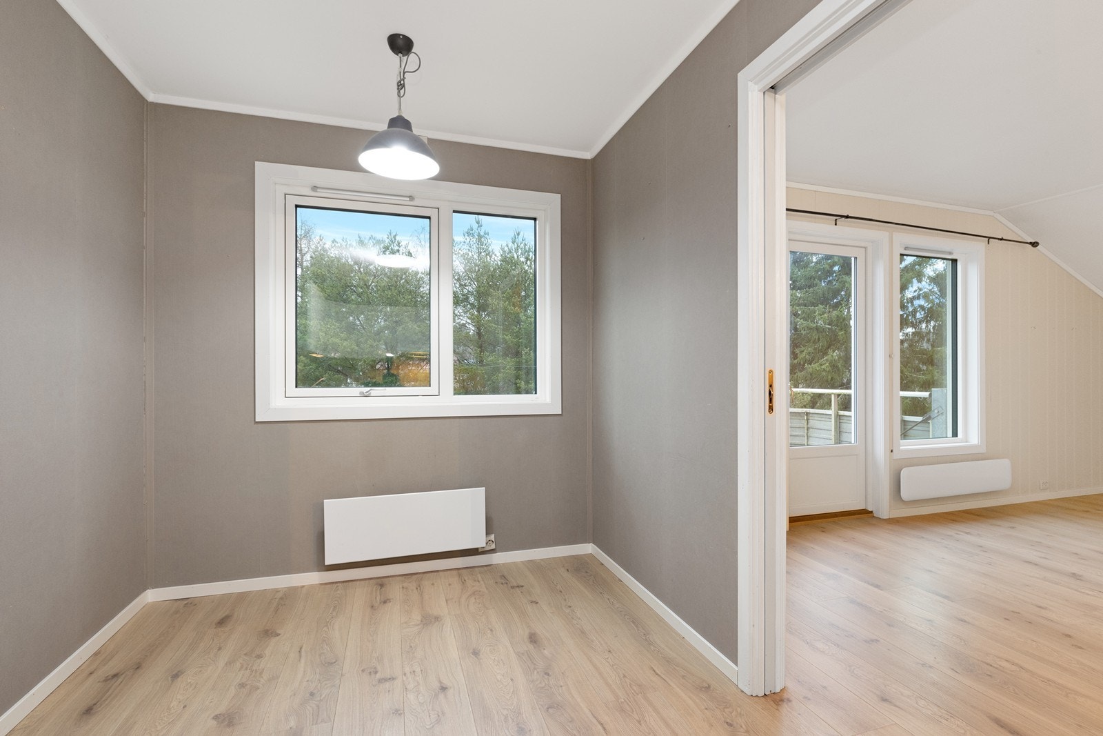 Romslig kjøkken med plass til spisebord. Galleribilde