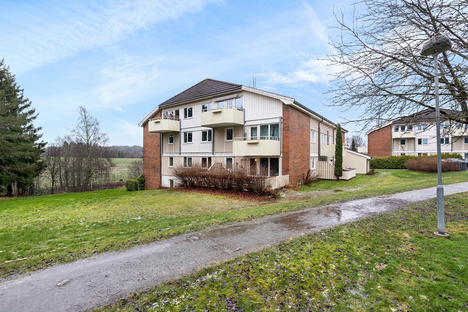 Balkongene har rekkverk av stål/aluminium. Foto: FOTOetcetra AS Galleribilde