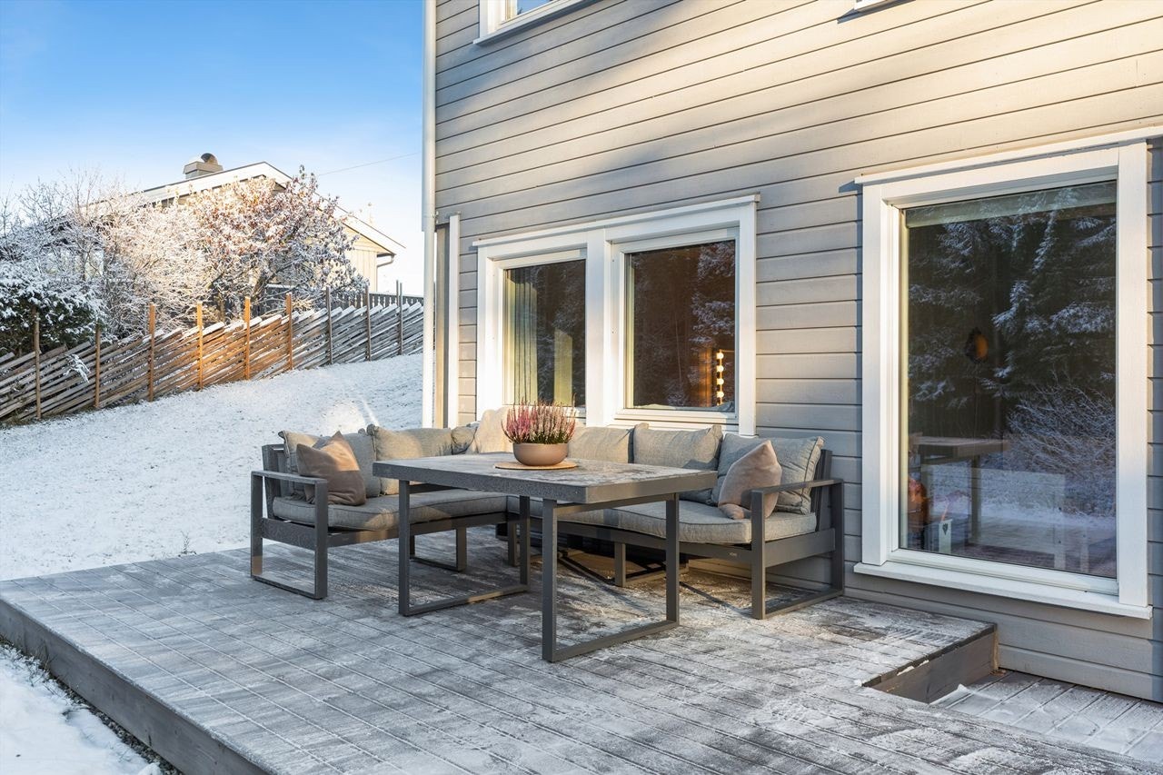 Den vestvendte plattingen er på hele 47 m², med god plass til flere sittegrupper. Galleribilde