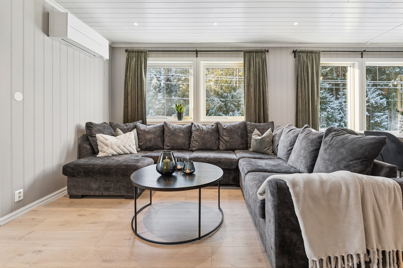 Store vindusflater gir rikelig med dagslys og utsyn mot de grønne omgivelsene. Kanskje det kommer ett rådyr utenfor ?! Galleribilde