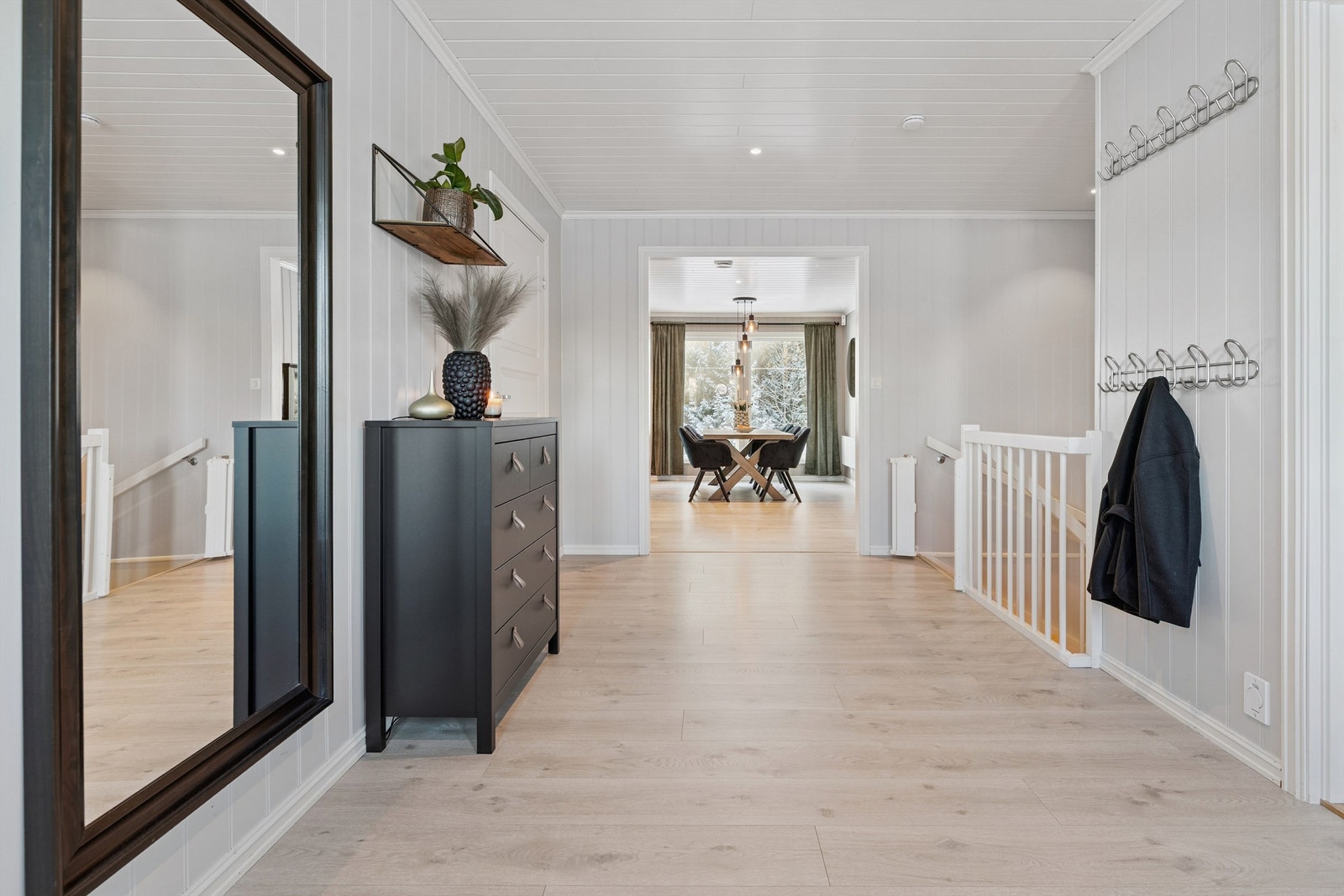 Fra en romslig entré åpner boligen seg opp mot stuen og spisestuen. Galleribilde