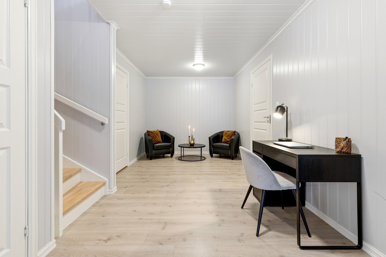 Den andre stuen i sokkeletasjen gir fleksibilitet og en egen sone for barn og/eller ungdom. Galleribilde