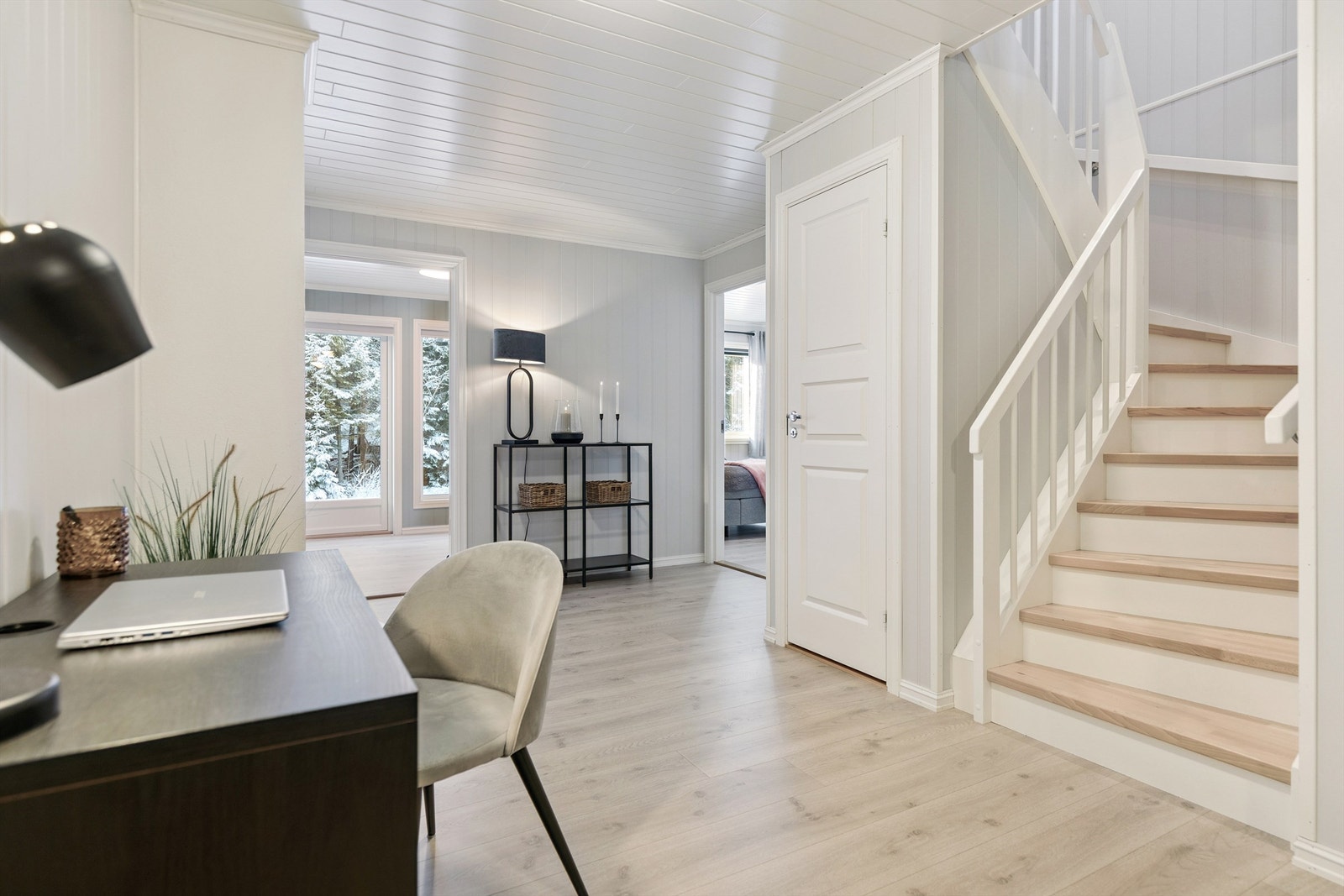 Tretrappen leder ned til sokkeletasjen, som har gulvvarme i alle rom. Galleribilde