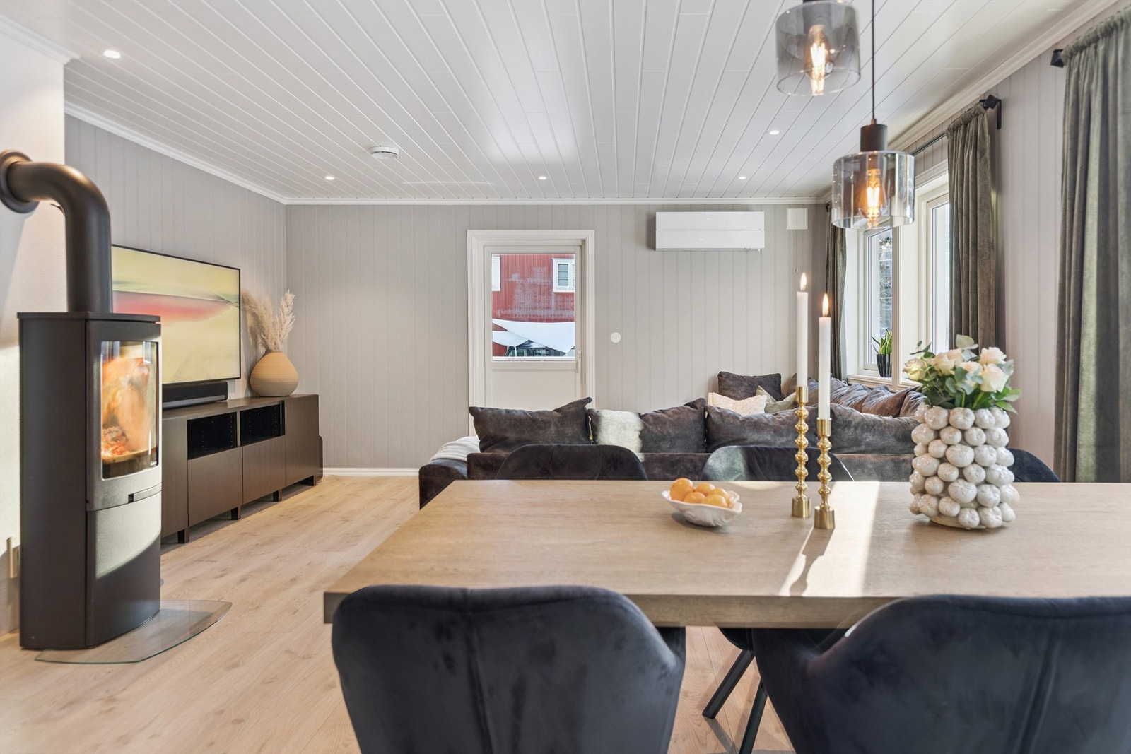 Boligen har en gjennomgående god standard og en helhetlig materialbruk. Det er luft til luft varmepumpe. Galleribilde