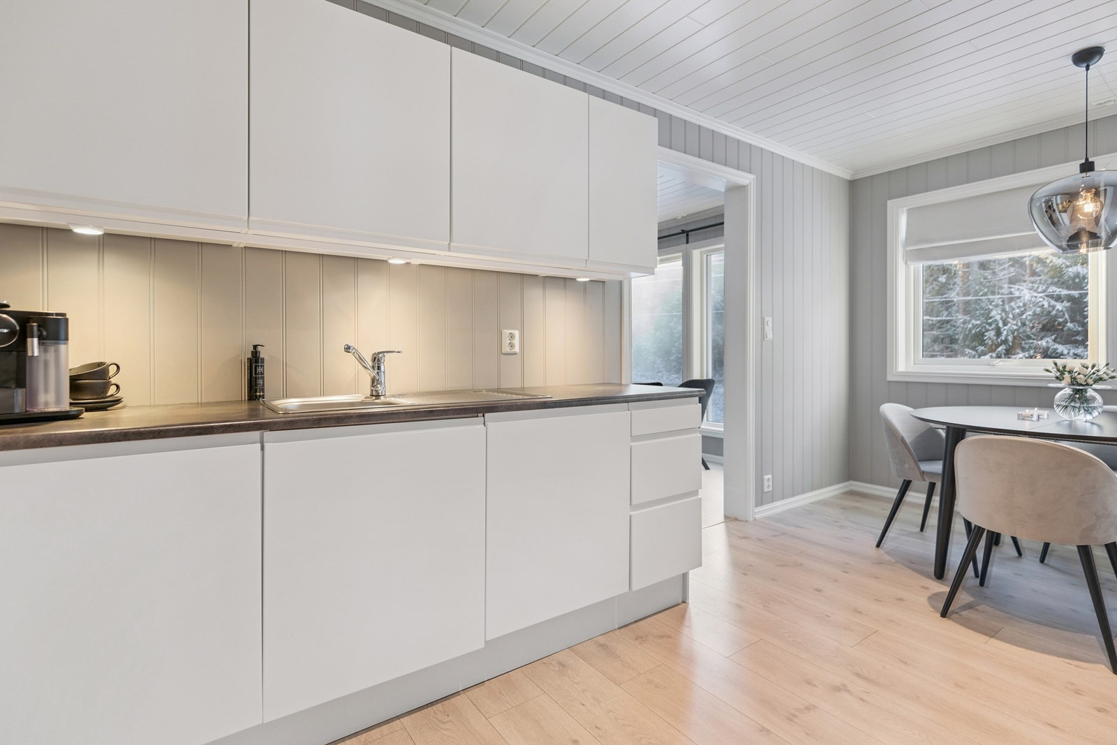 Kjøkkenet er utstyrt med komfyrvakt og lekkasjestopper for økt trygghet. Galleribilde