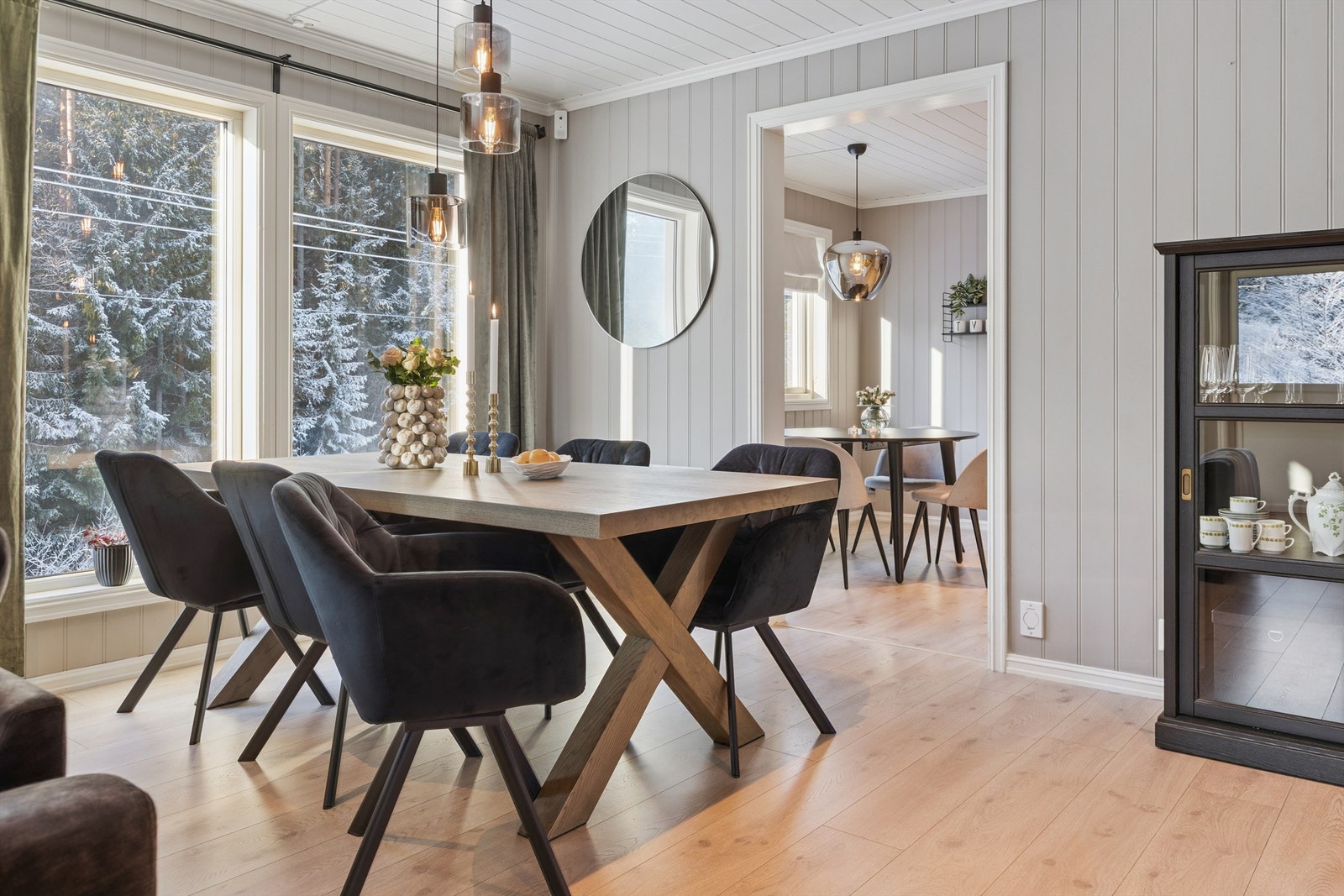 Spisestuen fungerer som et naturlig bindeledd mellom stuen og kjøkkenet. Galleribilde