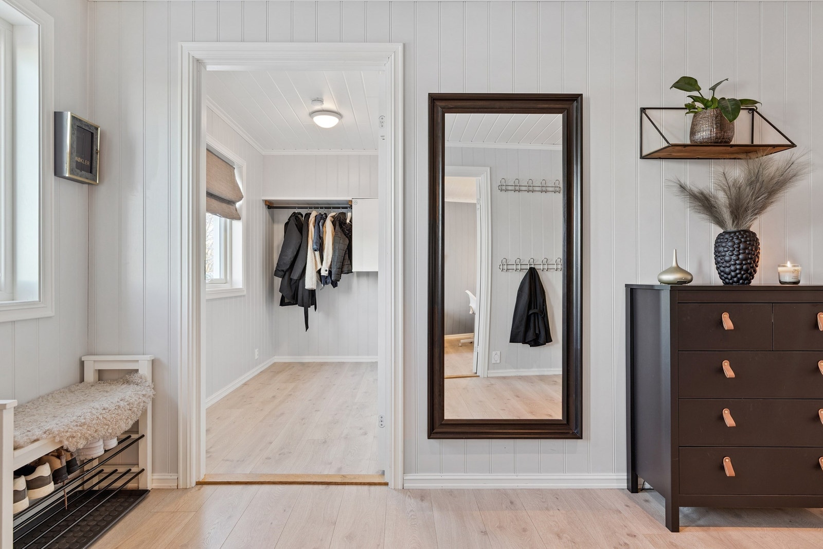 Det er en bod ved inngangsdøren som gjør boden til ett naturlig sted å oppbevare jakker etc. Galleribilde