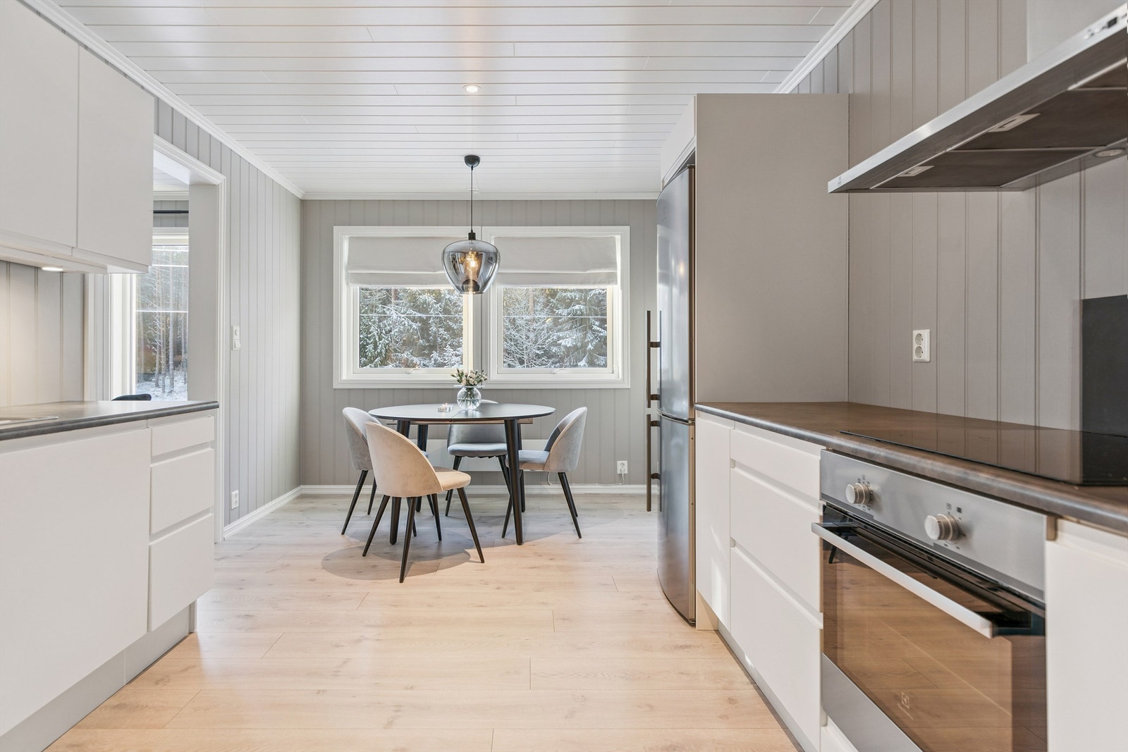 Kjøkkenet har en praktisk utforming med slette fronter og slitesterke benkeplater i laminat. Galleribilde