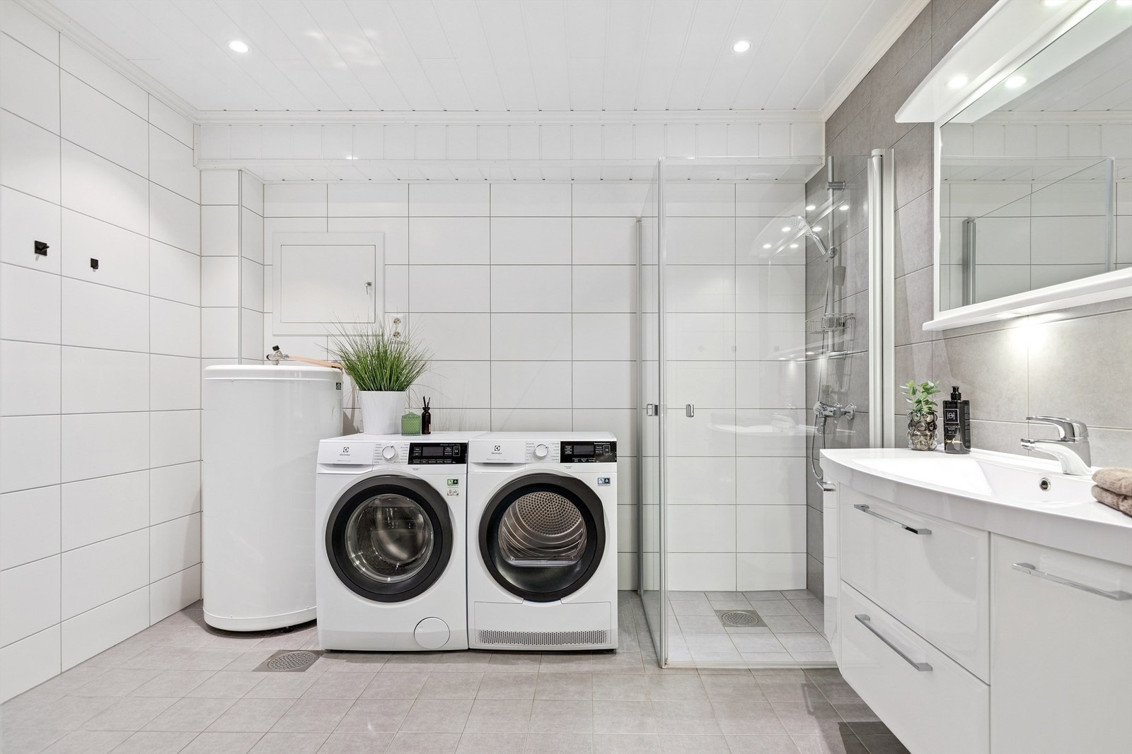 Badet i sokkeletasjen fungerer også som vaskerom, med opplegg for vaskemaskin og tørketrommel. Galleribilde