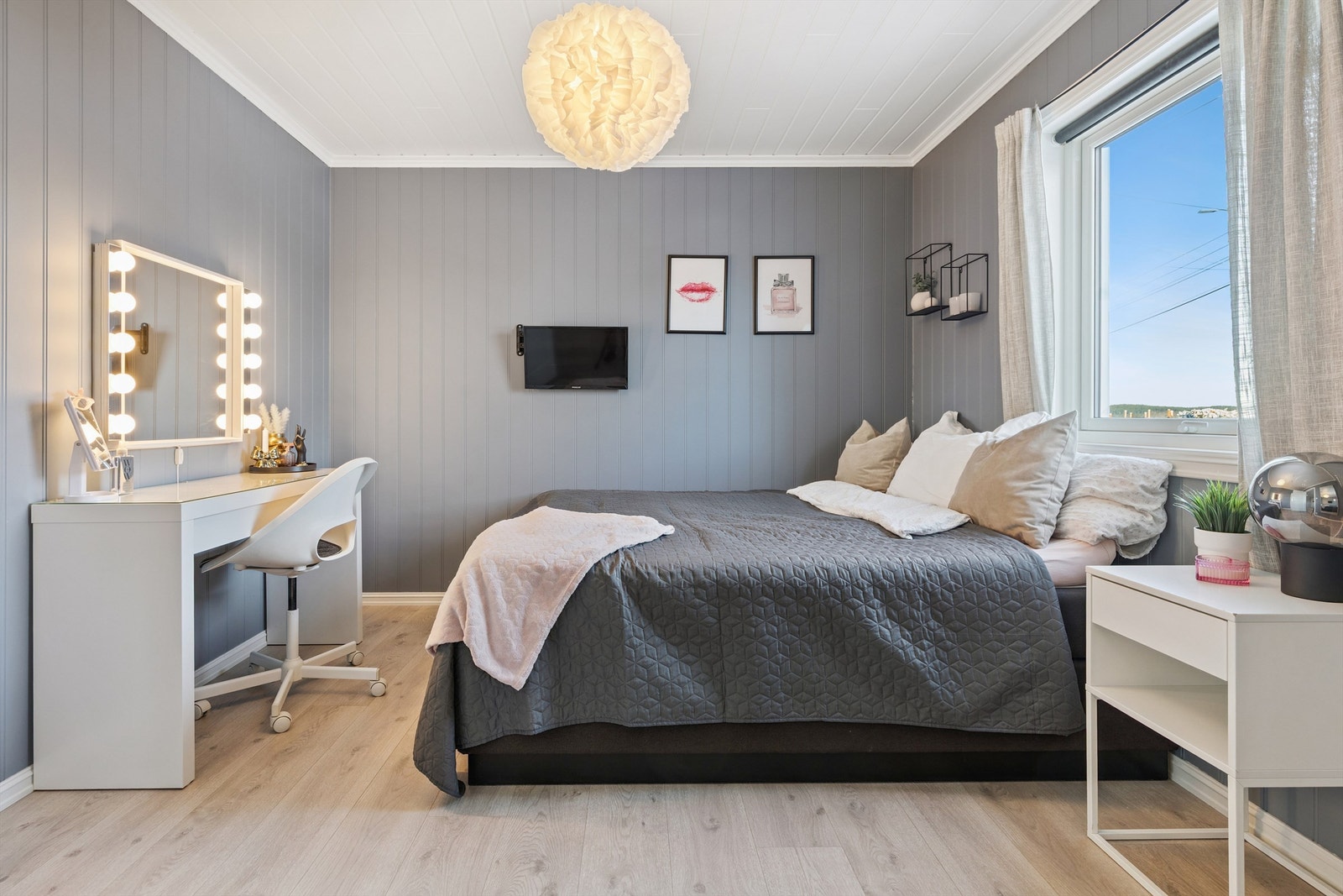 Boligen har totalt fire soverom. Dette soverommet ligger i boligens første etasje. De øvrige soverommene ligger i sokkeletasjen. Galleribilde