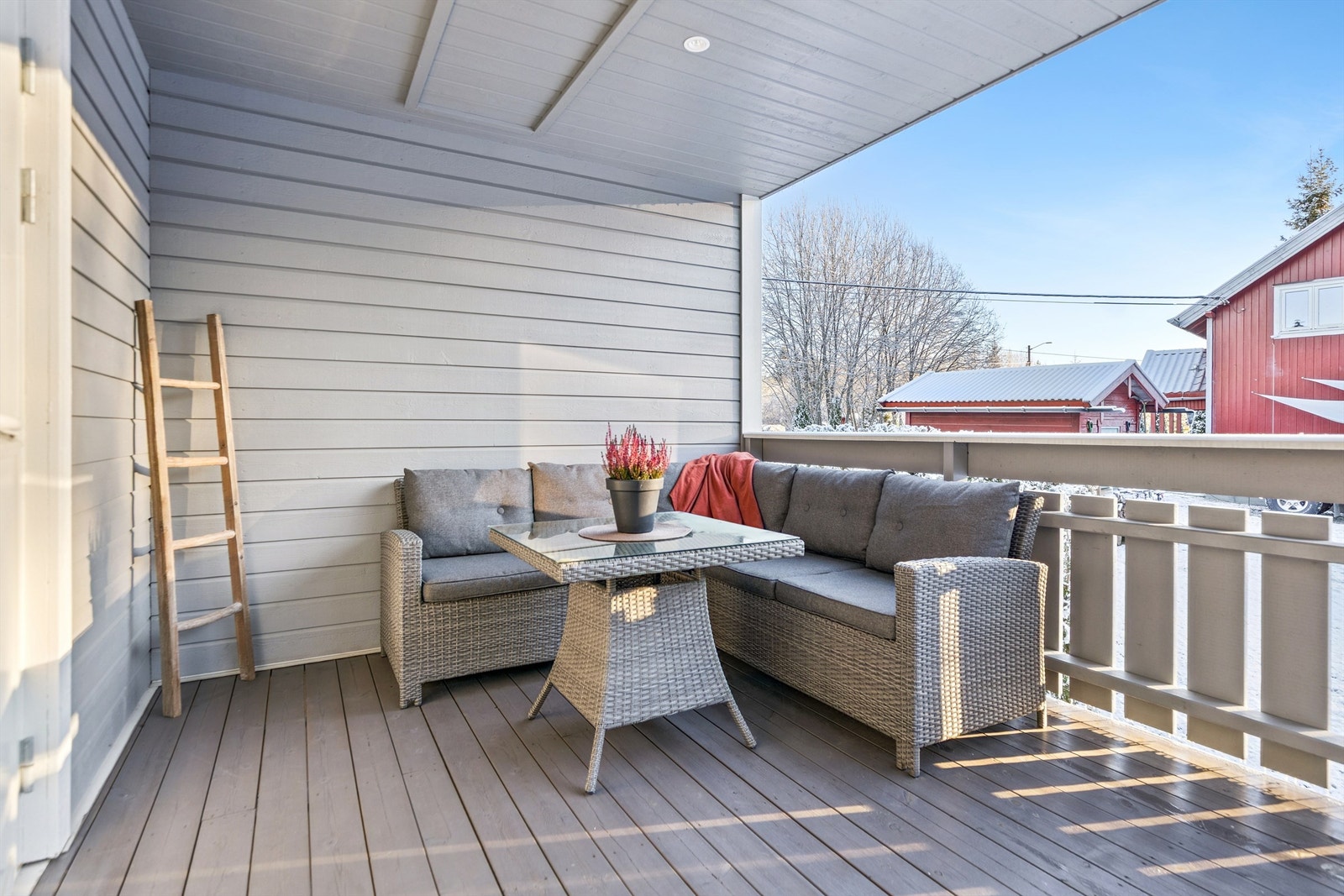 Fra stuen er det utgang til en sydvendt og overbygget terrasse på 13 m². Terrassen er utstyrt med downlights og stikkontakt. Galleribilde