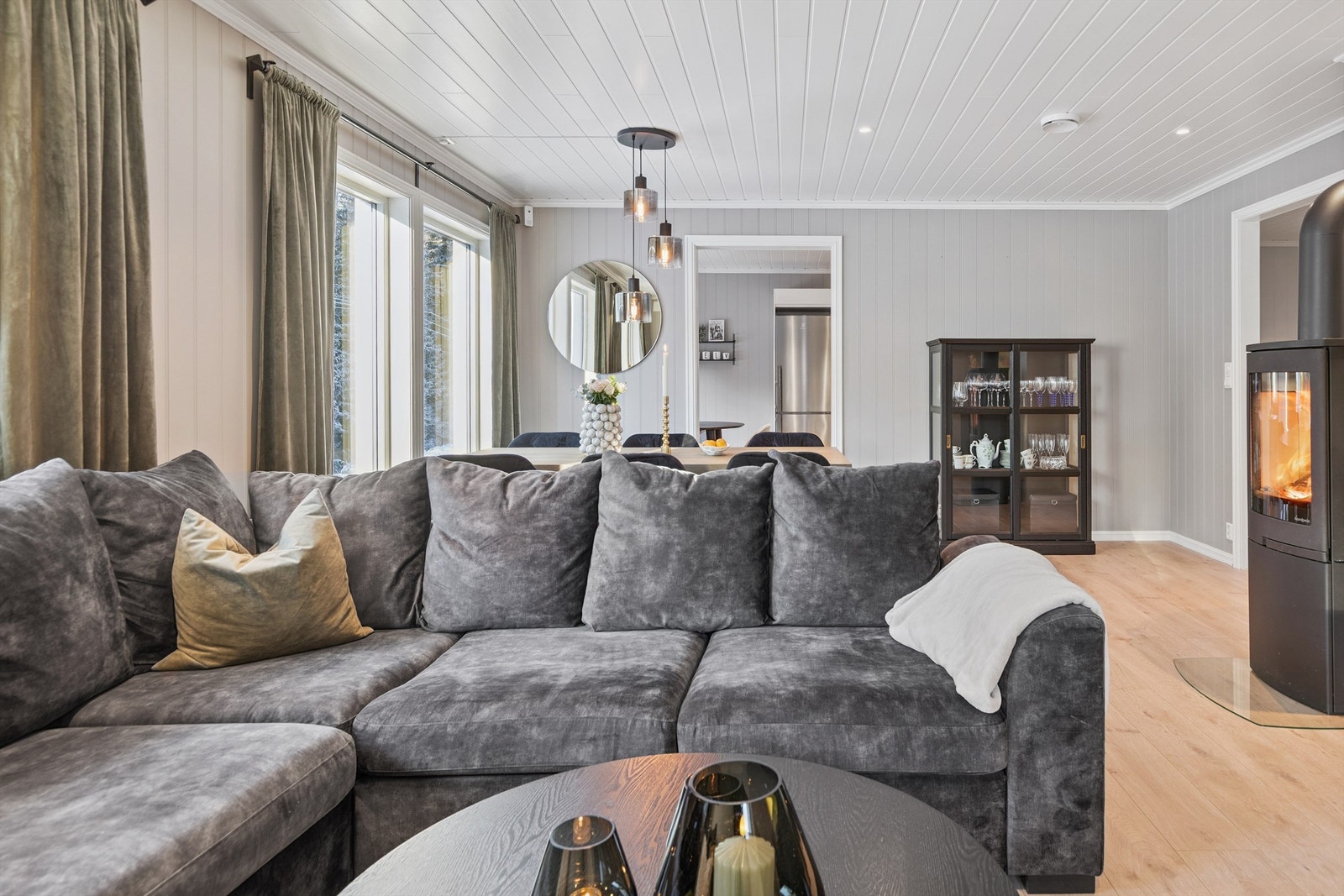 Stuen i første etasje er et lyst og samlende rom med god plass til en større sofagruppe. Galleribilde