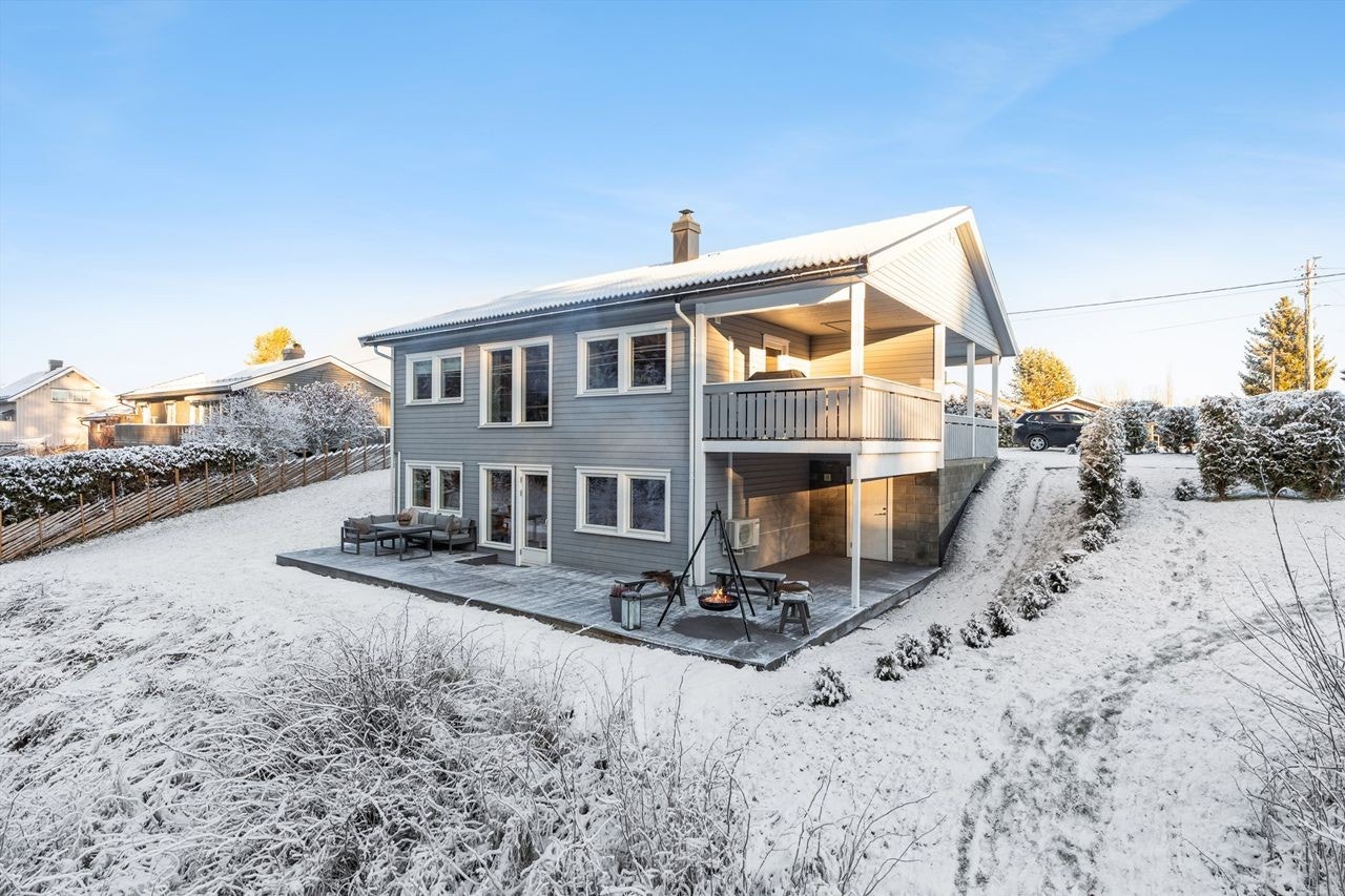 EiendomsMegler 1 v/Line Evensen ønsker deg velkommen til Dragsjøvegen 55! Foto: Bjørn Sørheim Galleribilde