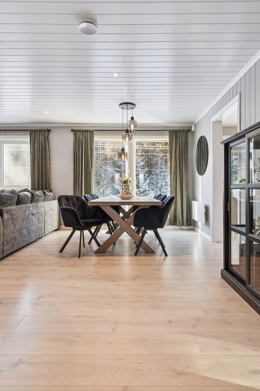 Det er god plass til et langbord for sosiale sammenkomster i spisestuen. Her kan du samle hele familien til lange middager. Galleribilde