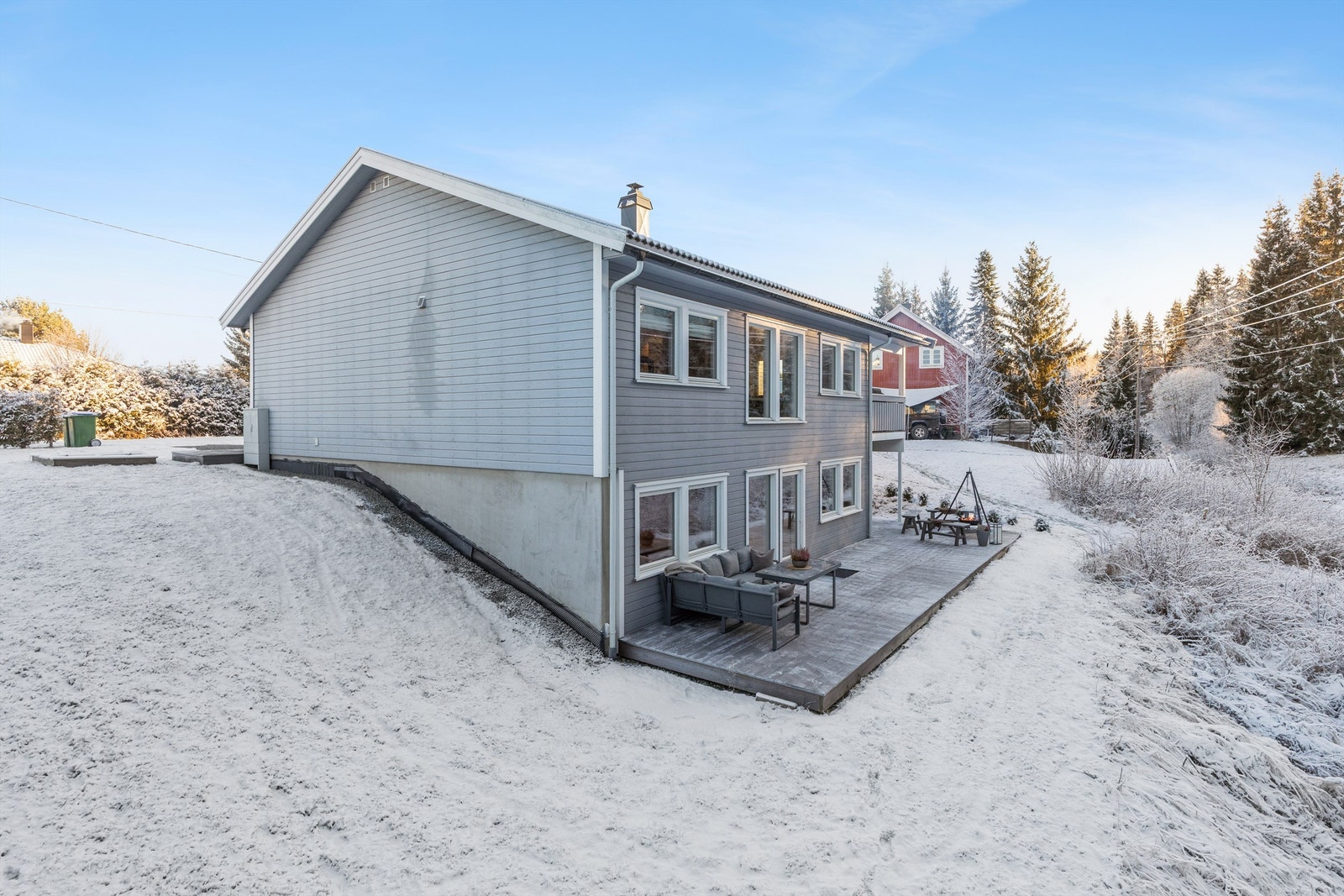 Til eiendommen hører en carport med installert elbillader. Galleribilde