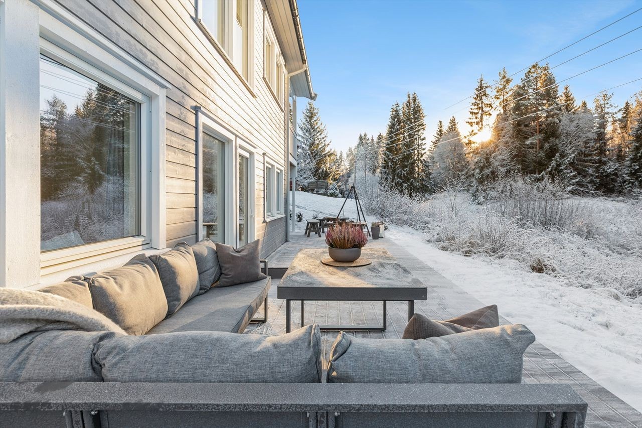 Eiendommen har umiddelbar nærhet til skog og mark, med fine turmuligheter rett utenfor døren. Galleribilde