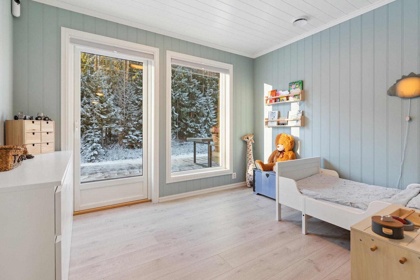 I sokkeletasjen er det i tillegg etablert et ekstra soverom ved at det er satt opp en lettvegg i gangdelen. Denne bruksendringen er ikke omsøkt eller godkjent hos kommunen. Galleribilde