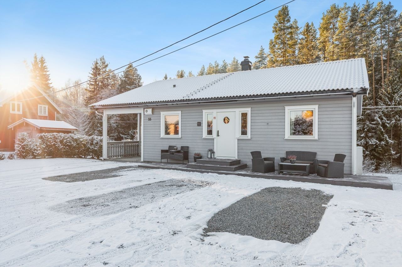 En familievennlig enebolig beliggende ved Hagenfeltet, øst for Årnes i Nes kommune. Det er montert el-bil lader. Galleribilde