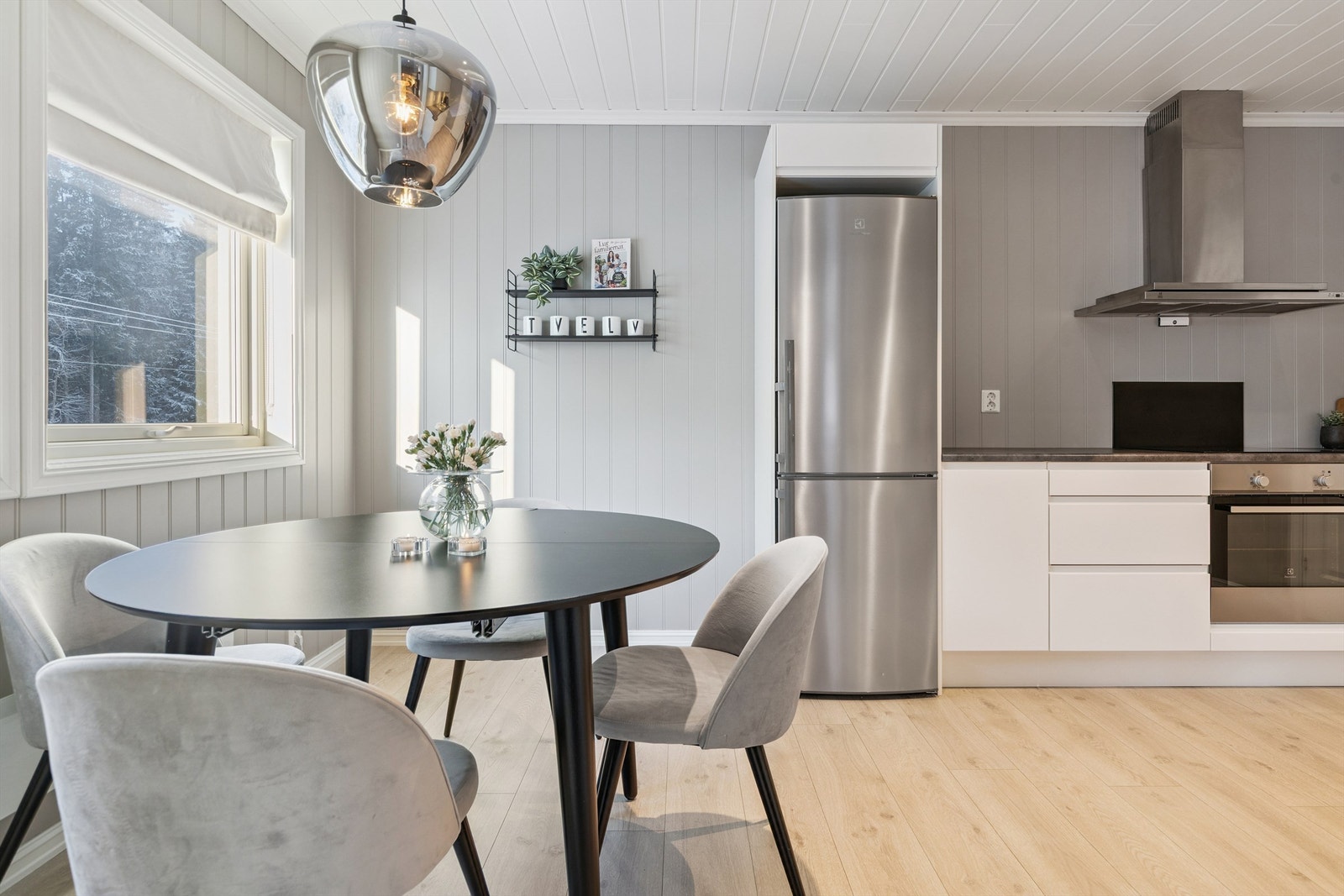 En hyggelig spiseplass på kjøkkenet for de raske måltidene i hverdagen. Galleribilde