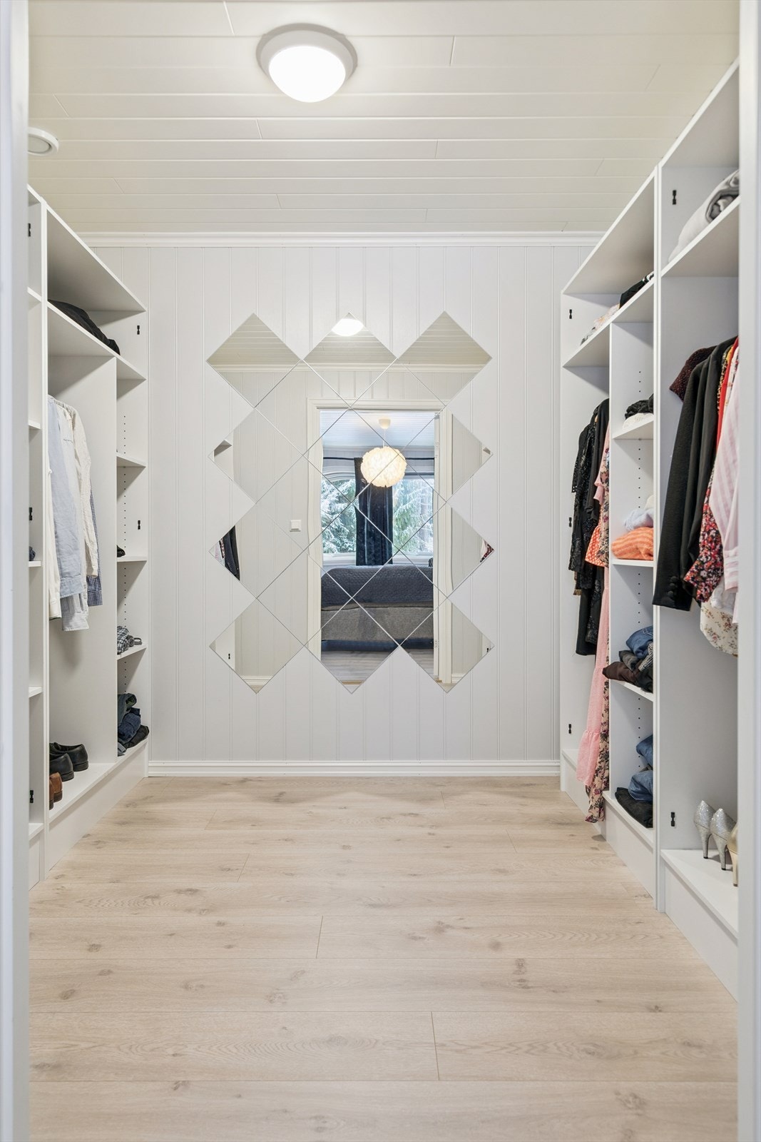 Omkledningsrommet gir rikelig med oppbevaringsplass for klær og sko. Galleribilde