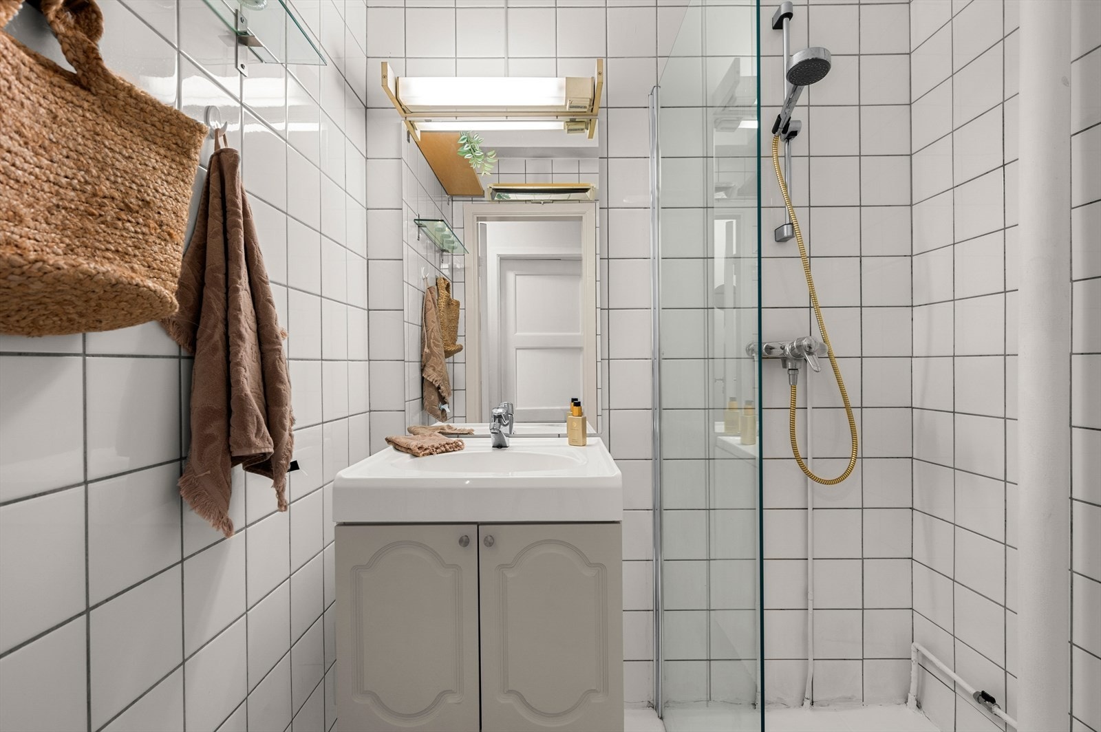 Lyst flislagt bad med både dusj og servant. Galleribilde