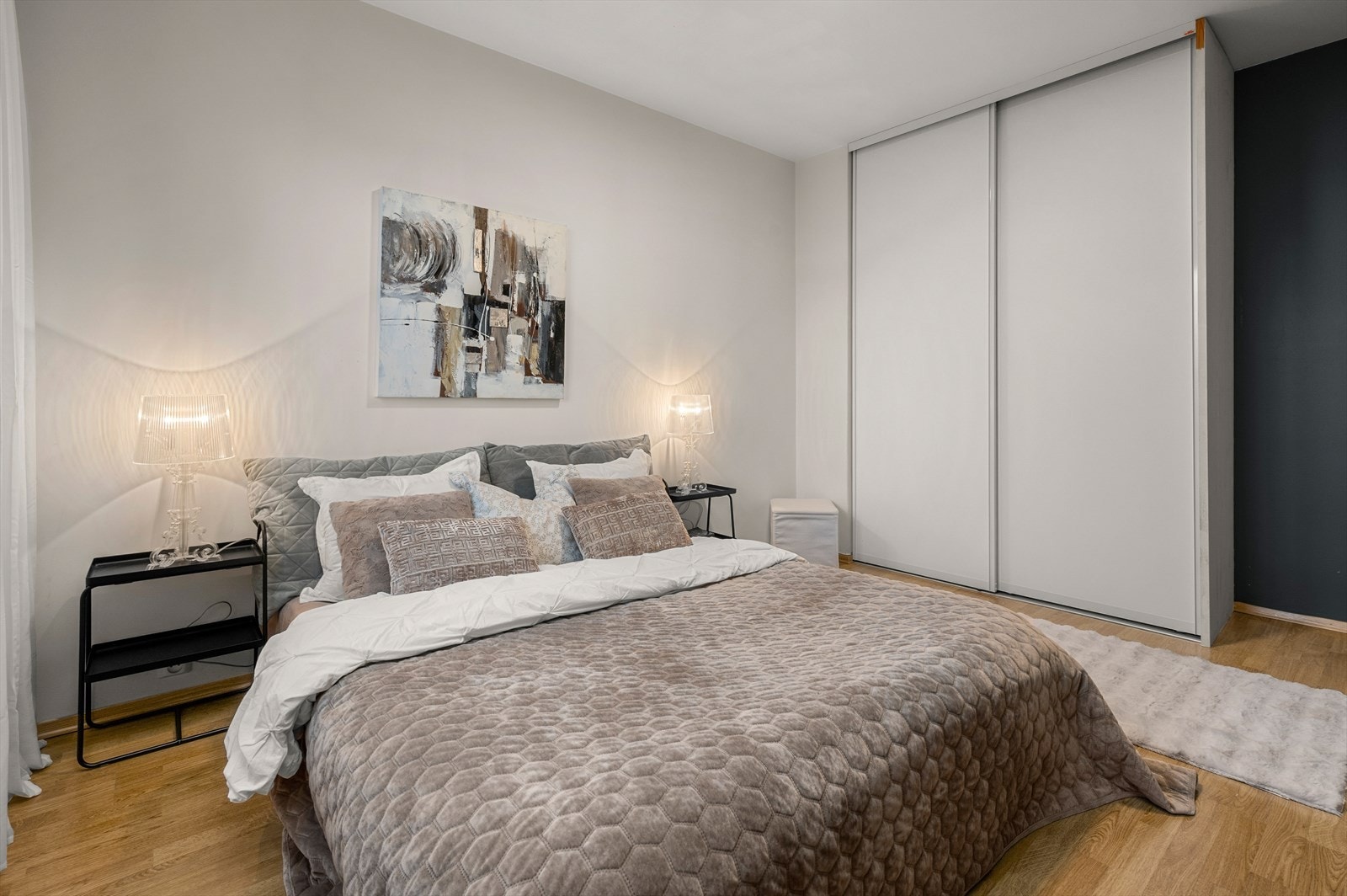 Soverommet er av meget romslig størrelse med god plass til både dobbeltseng og garderobeløsning. Galleribilde