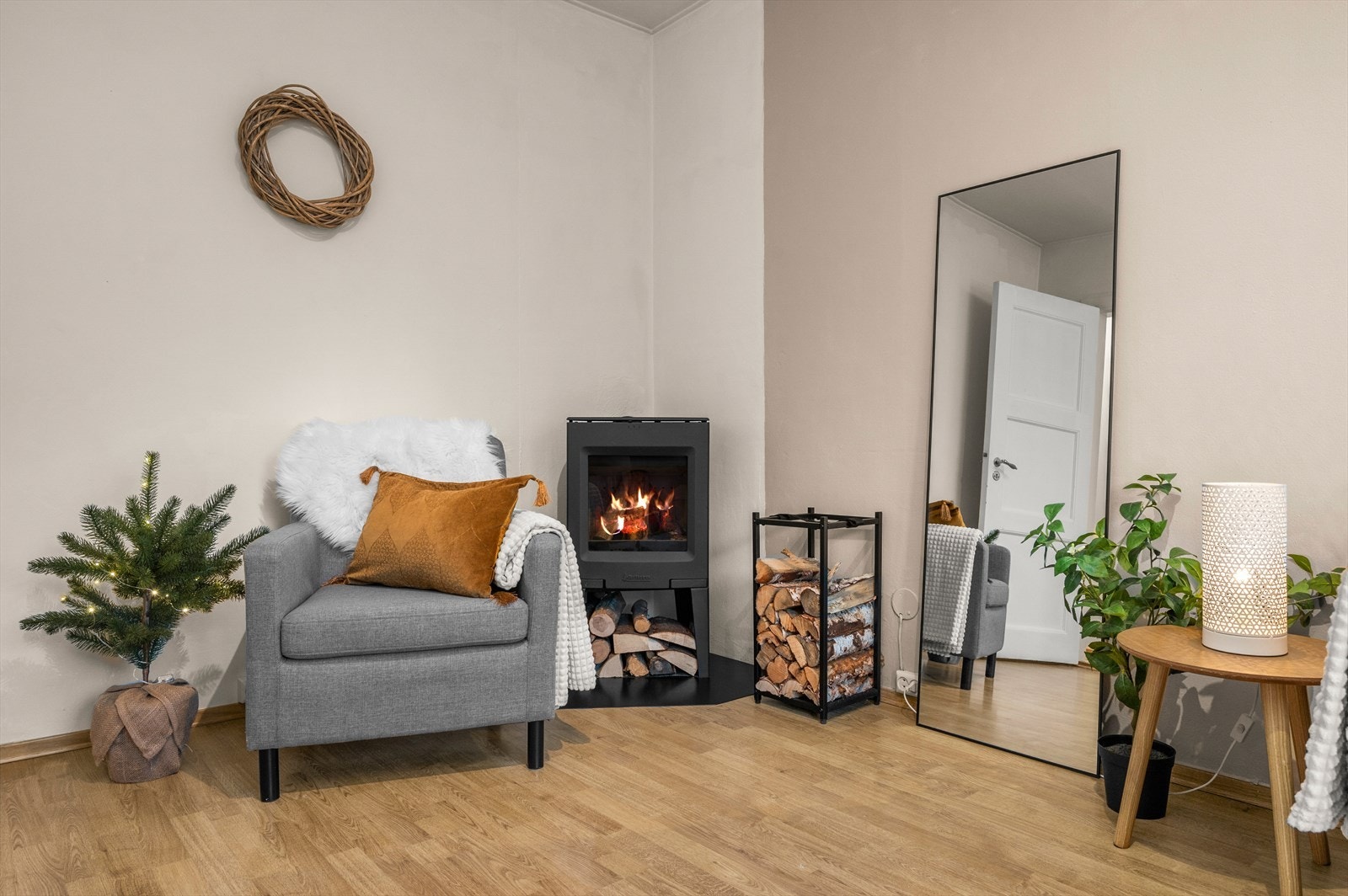 Av leilighetens oppvarmingskilder, er vedfyring en behagelig og kostnadsvennlig oppvarming. Galleribilde