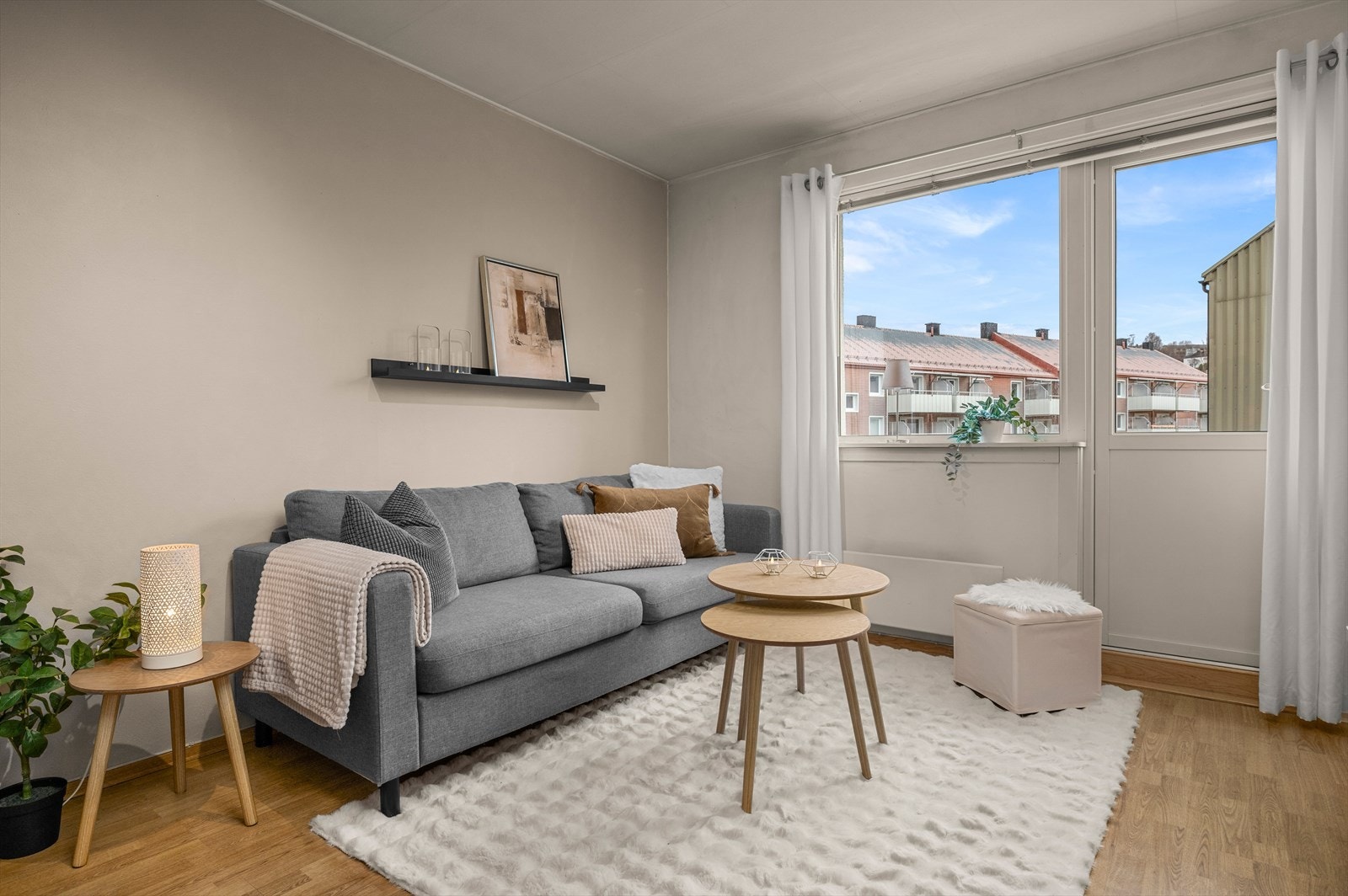 Stuen er på gode 17 m² og har direkte tilgang på en østvendt balkong med gode solforhold. Galleribilde