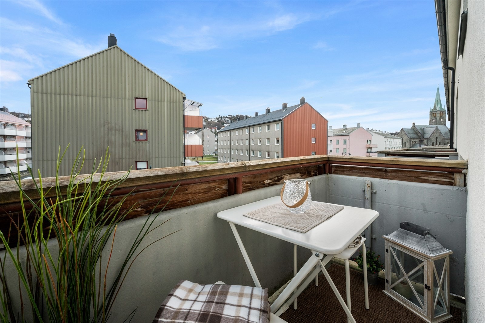 Her er det god plass til diverse utemøblement for å nyte morgenkaffen. Galleribilde