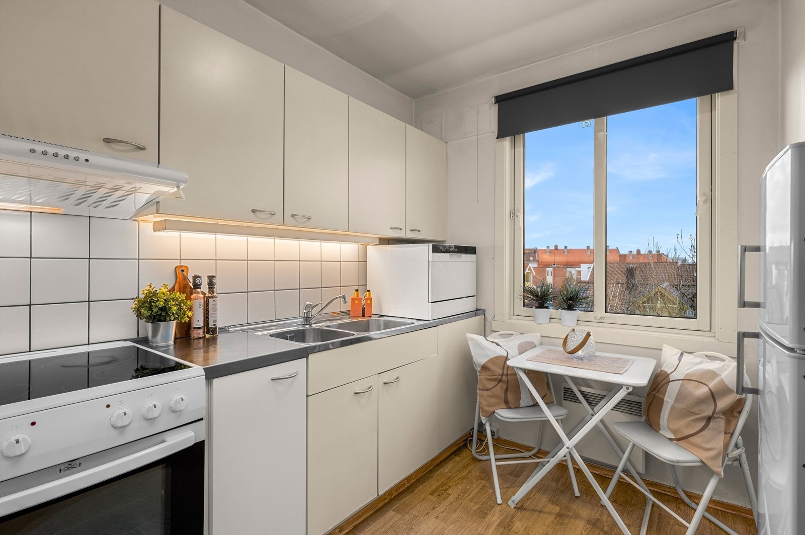 Videre har man et adskilt kjøkken med godt med skap- og benkeplass. Galleribilde