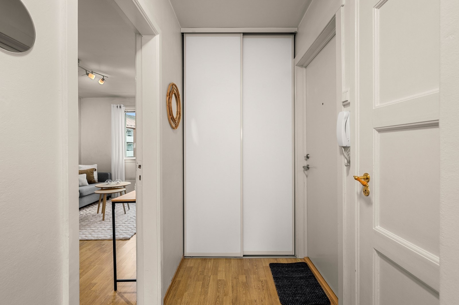 I gangen er det montert en praktisk skyvedørsgarderobe. Galleribilde