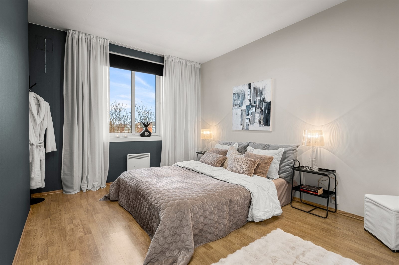 Legg spesielt merke til den gode takhøyden som bidrar til en luftig atmosfære i rommet. Galleribilde