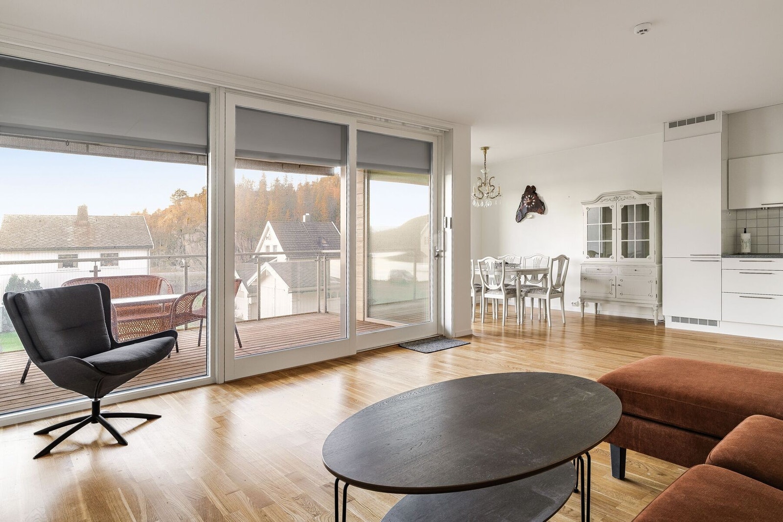 Hjerte i boligen er dette lyst og stort oppholdsrom på 37 m² - delt opp i flere soner, med en sømløs overgang mellom stuen, spisestuen og kjøkkenet. Galleribilde