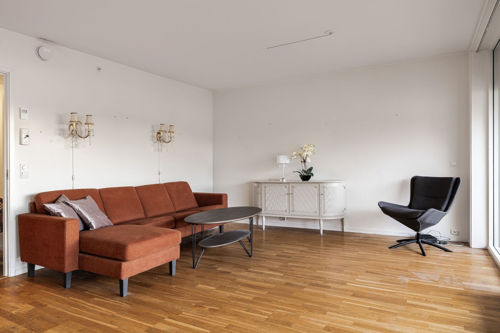 Her bor man i sentrale men skjermede omgivelser med nærhet til alt Åfjord sentrum har å by på. Galleribilde