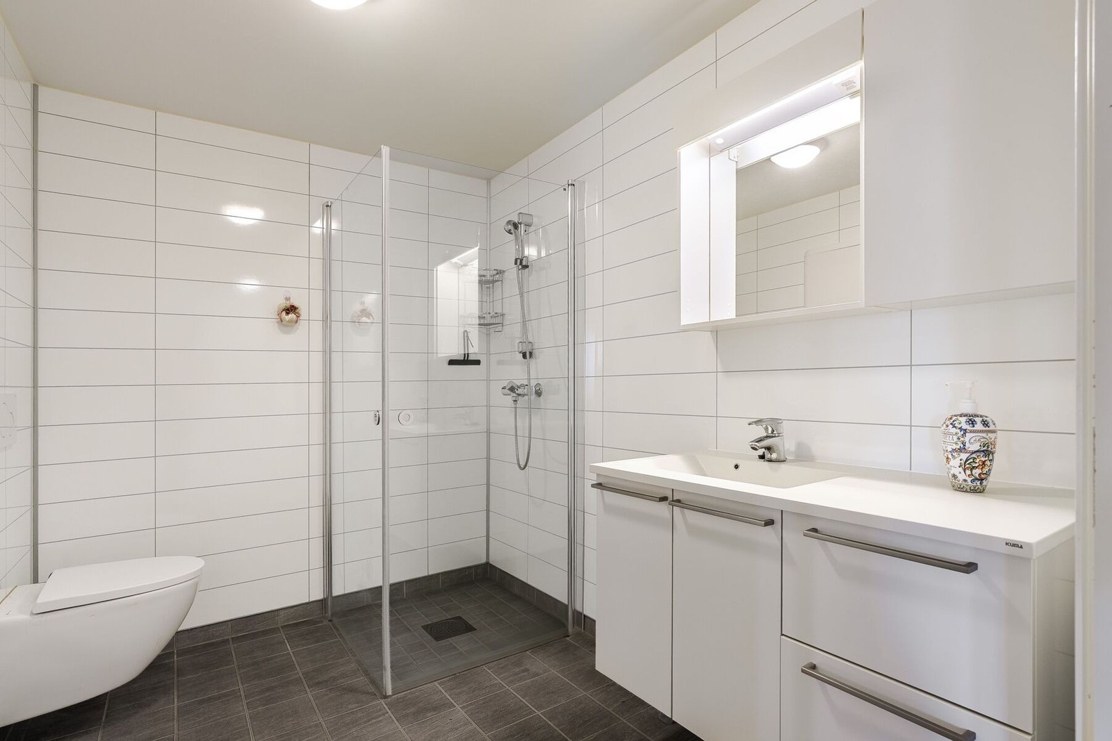 Lyst og delikat flislagt bad på 6m². Galleribilde