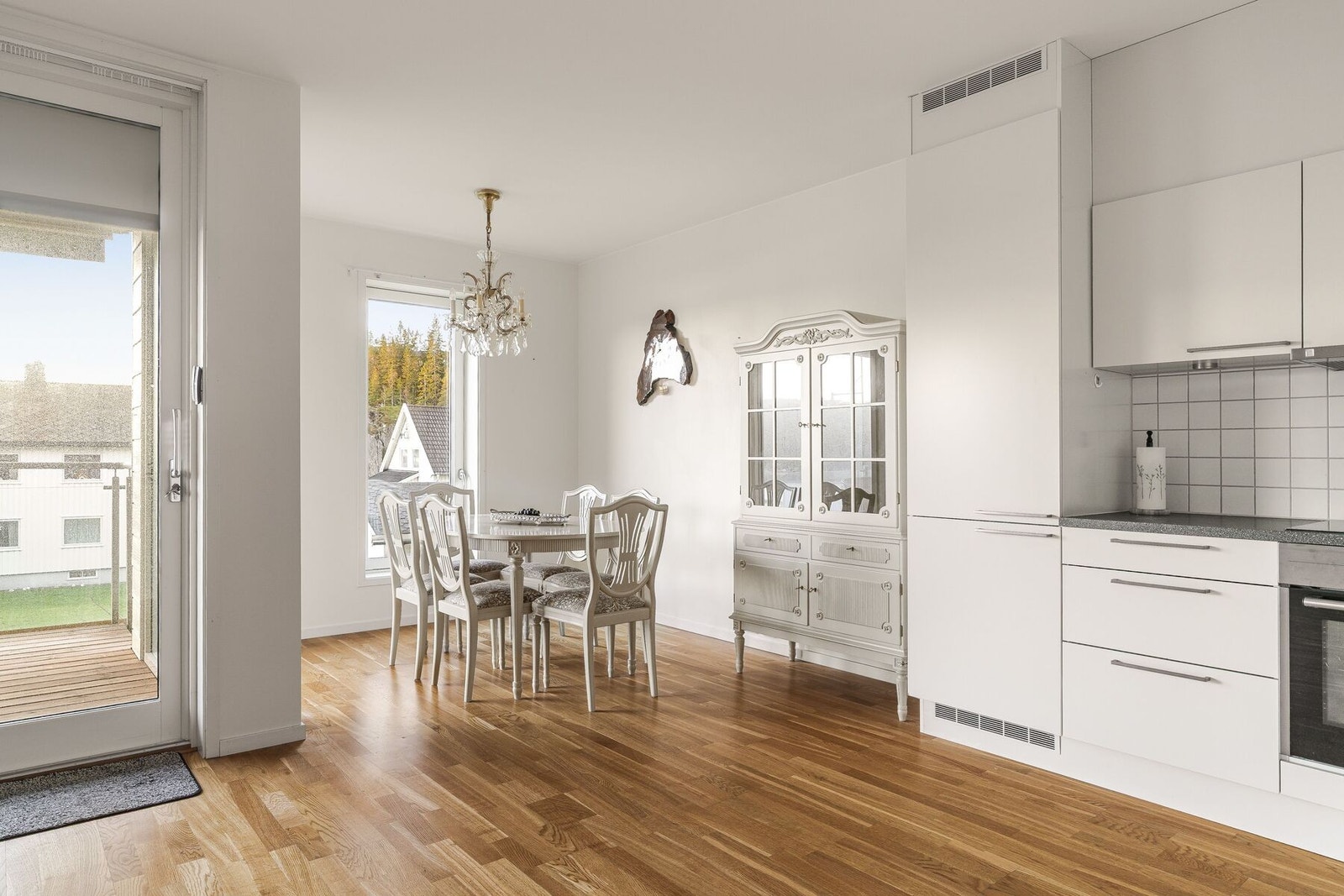 Ved kjøkkenet finner man en naturlig plass for spisegruppen - perfekt rom får sosiale sammenkomster og hverdagshygge. Galleribilde