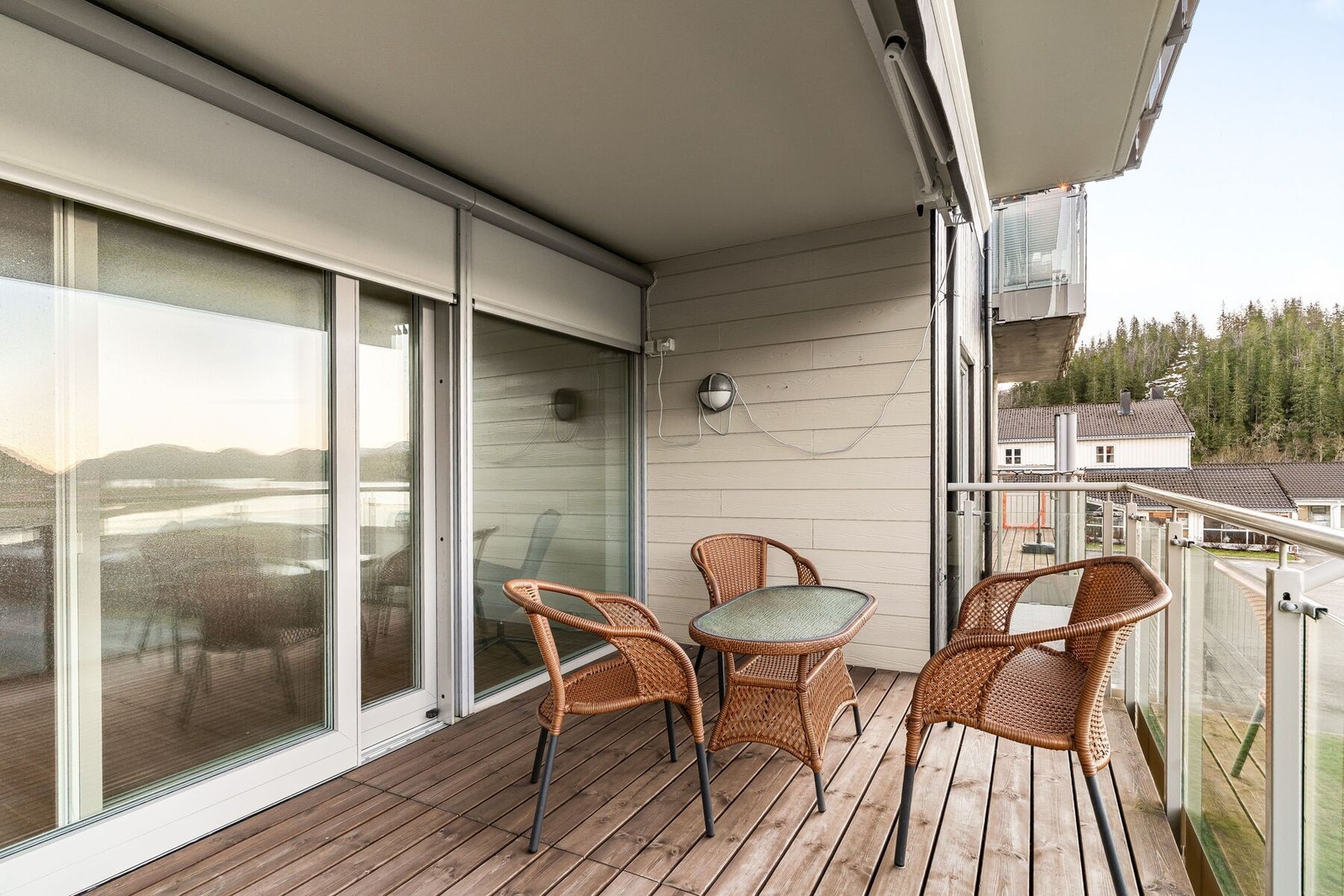 Takoverbygget forlenger utesesongen og solskjermingen sørger for en behagelig atmosfære. Galleribilde