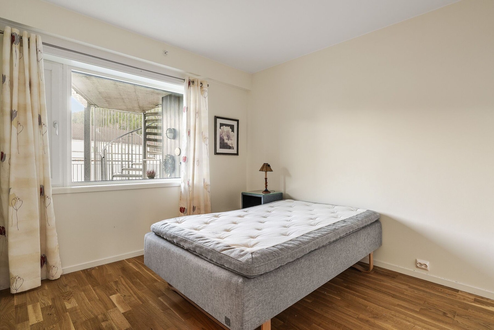 Hovedsoverommet måler 12m² og er malt i en delikat lys tone som gir rommet en harmonisk og rolig atmosfære. Galleribilde