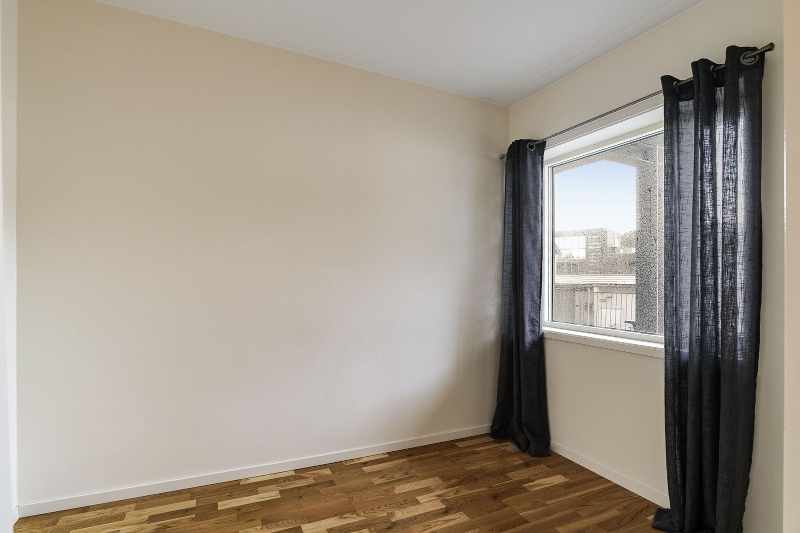 Det andre soverommet måler 9 m² og har god plass til seng og annet soveromsmøblement. Galleribilde