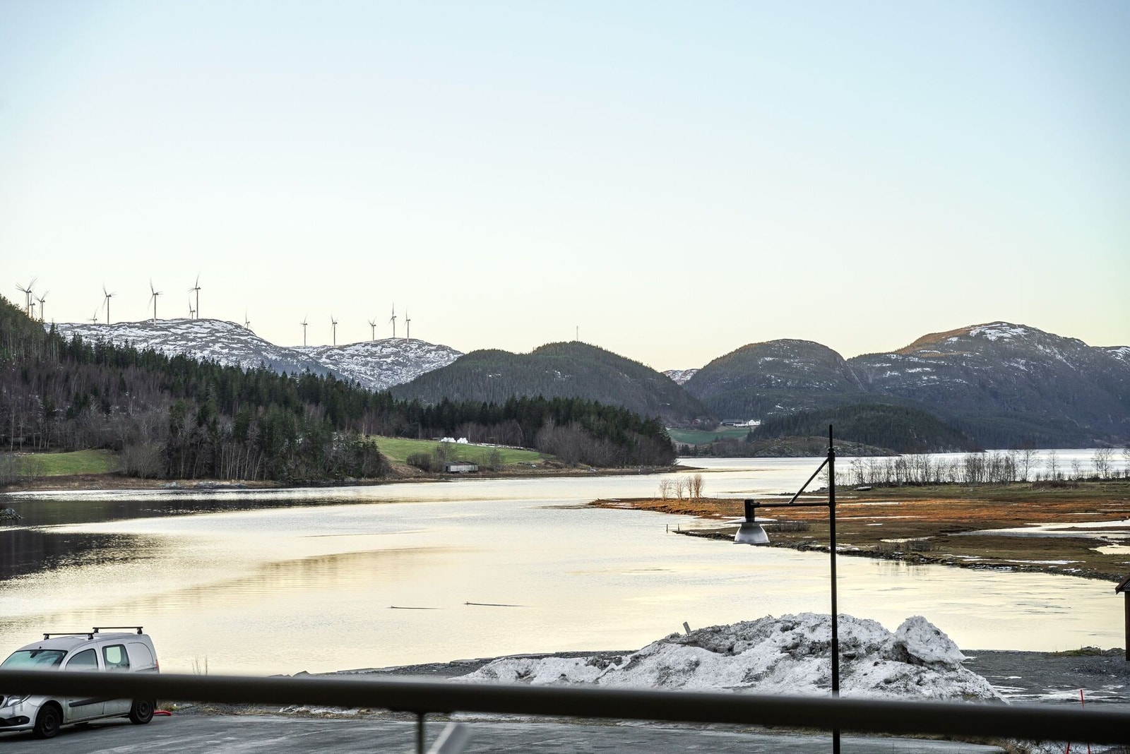 Her kan man sitte å nyte utsikten mot fjorden. Galleribilde