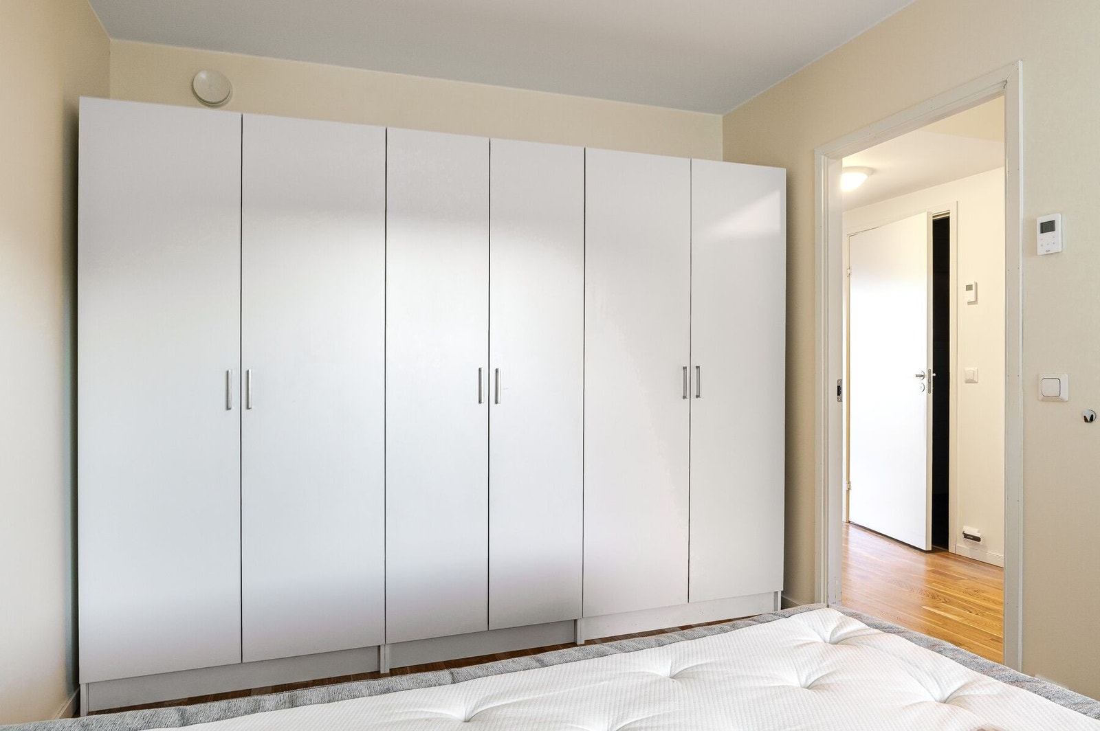 Soverommet byr også på en praktisk garderobeløsning som vil medfølge salget. Galleribilde