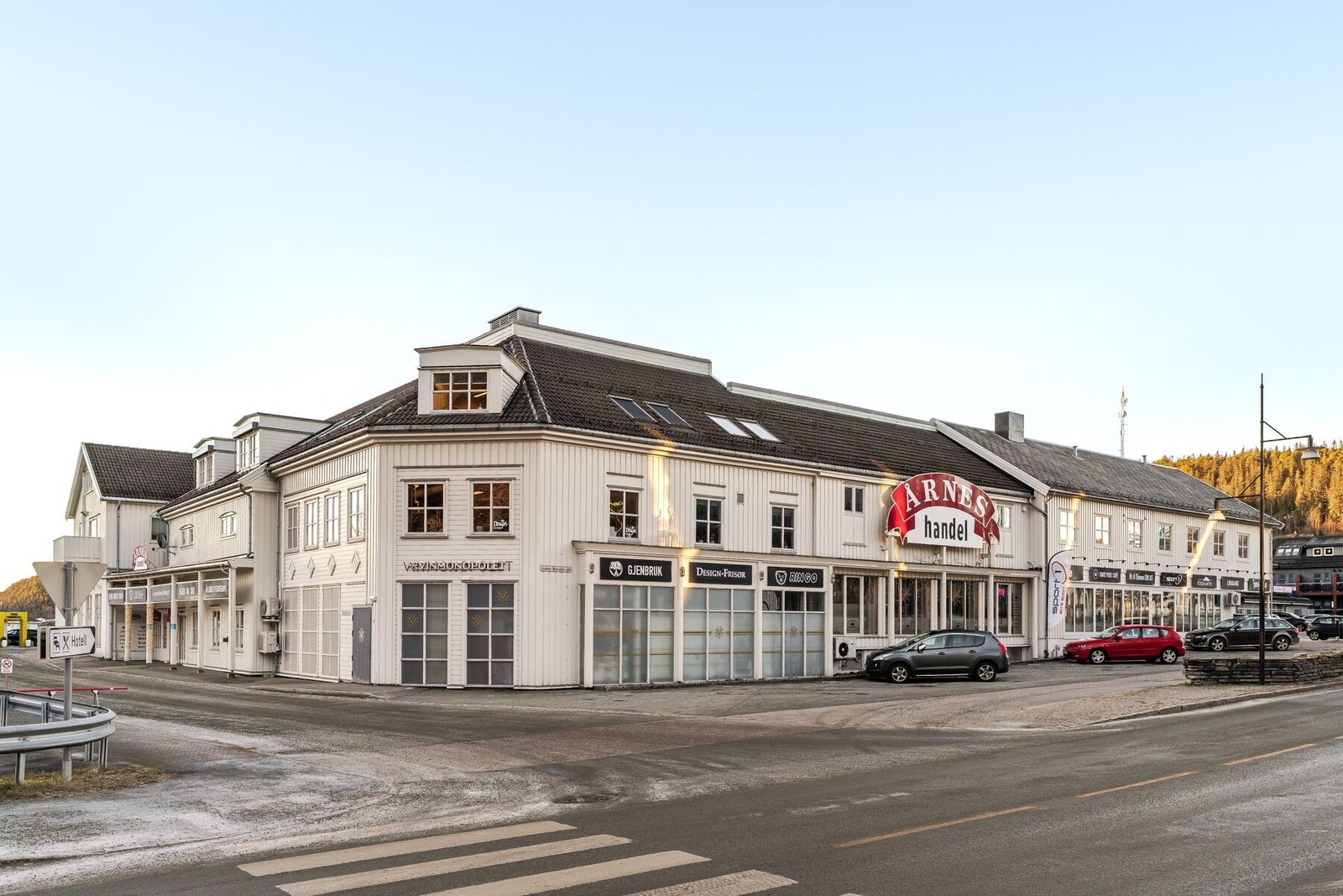 Bare 170 meter unna boligen finner man Årnes Handel. Galleribilde