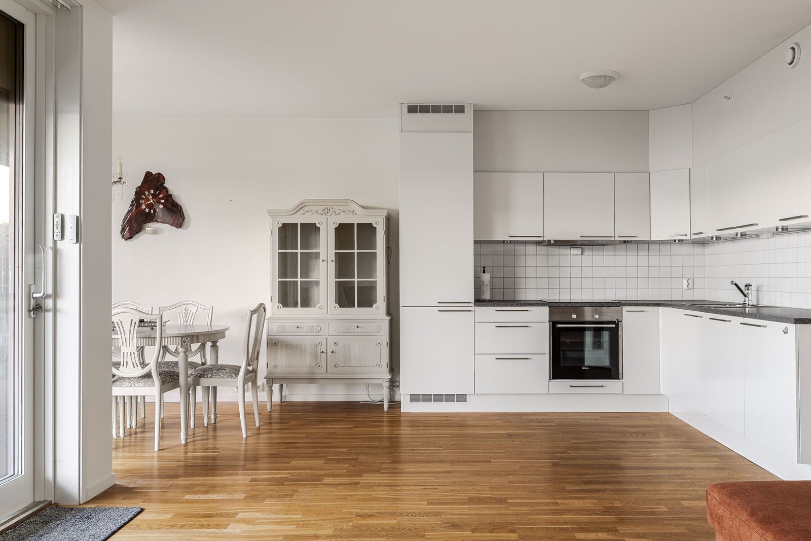 Videre fra stuen har man et lyst og praktisk kjøkken som byr på gode oppbevaringsmuligheter i over- og underskap samt god benkplass. Galleribilde