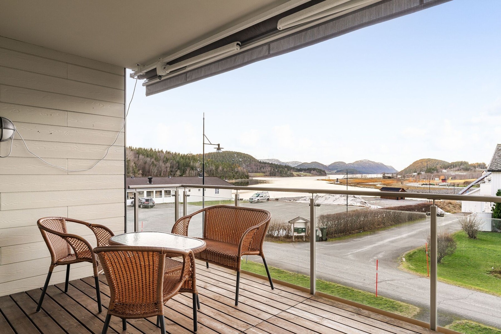 Balkongen måler 12m² og gir plass for både sittegruppe og beplantning. Galleribilde