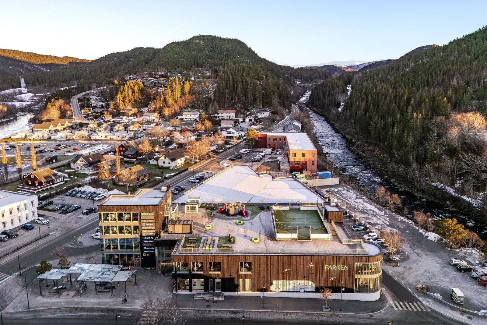 Rett over veien for boligen finner man også Parken kjøpesenter med et godt utvalg av butikker. Galleribilde