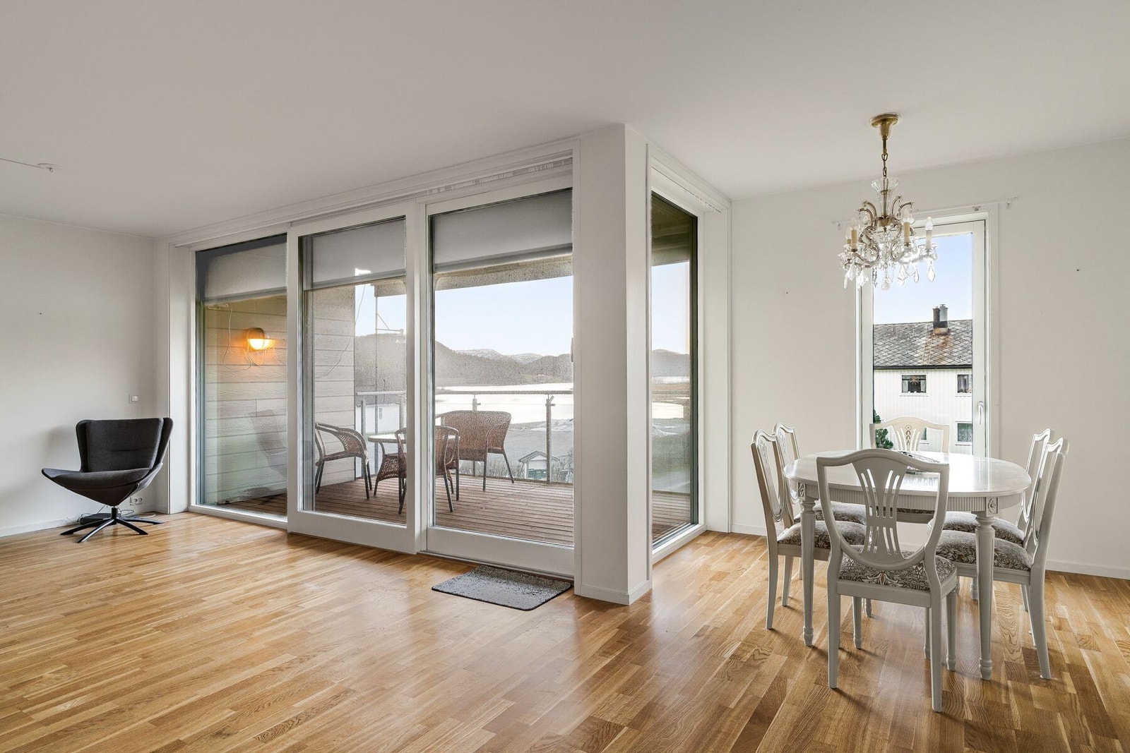 Fra oppholdsrommet har man direkte utgang til balkongen som forlenger stuen og gjør det enkelt å nyte både ute- og inneområdet. Galleribilde