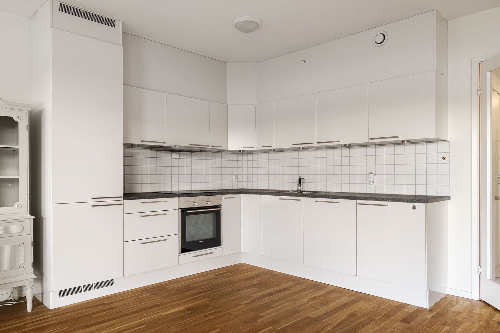 Kjøkkent byr på integrert induksjonstopp, stekeovn, kombi kjøl/fryseskap og oppvaskmaskin. Galleribilde