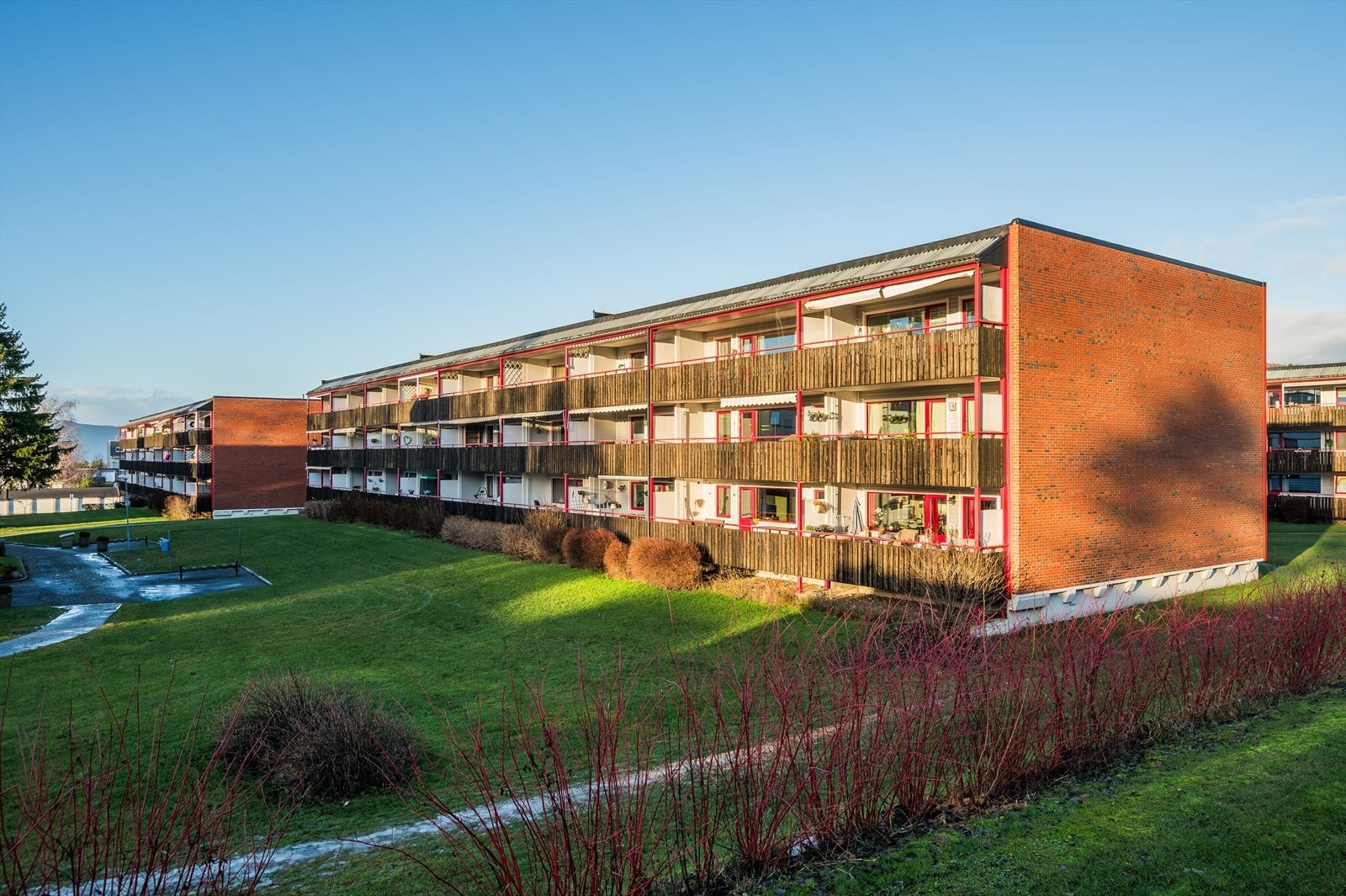 Leiligheten ligger i 3. etasje og toppetasjen i dette bygget. Galleribilde