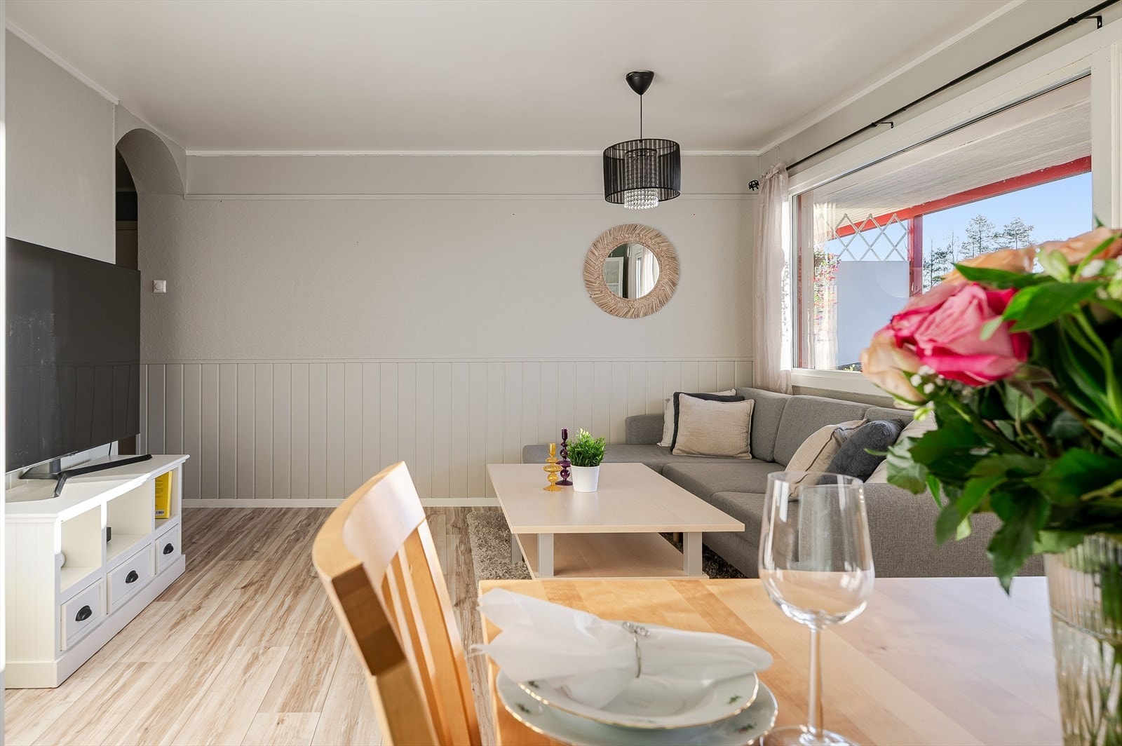 Fra stua er det utgang til den store verandaen. Galleribilde