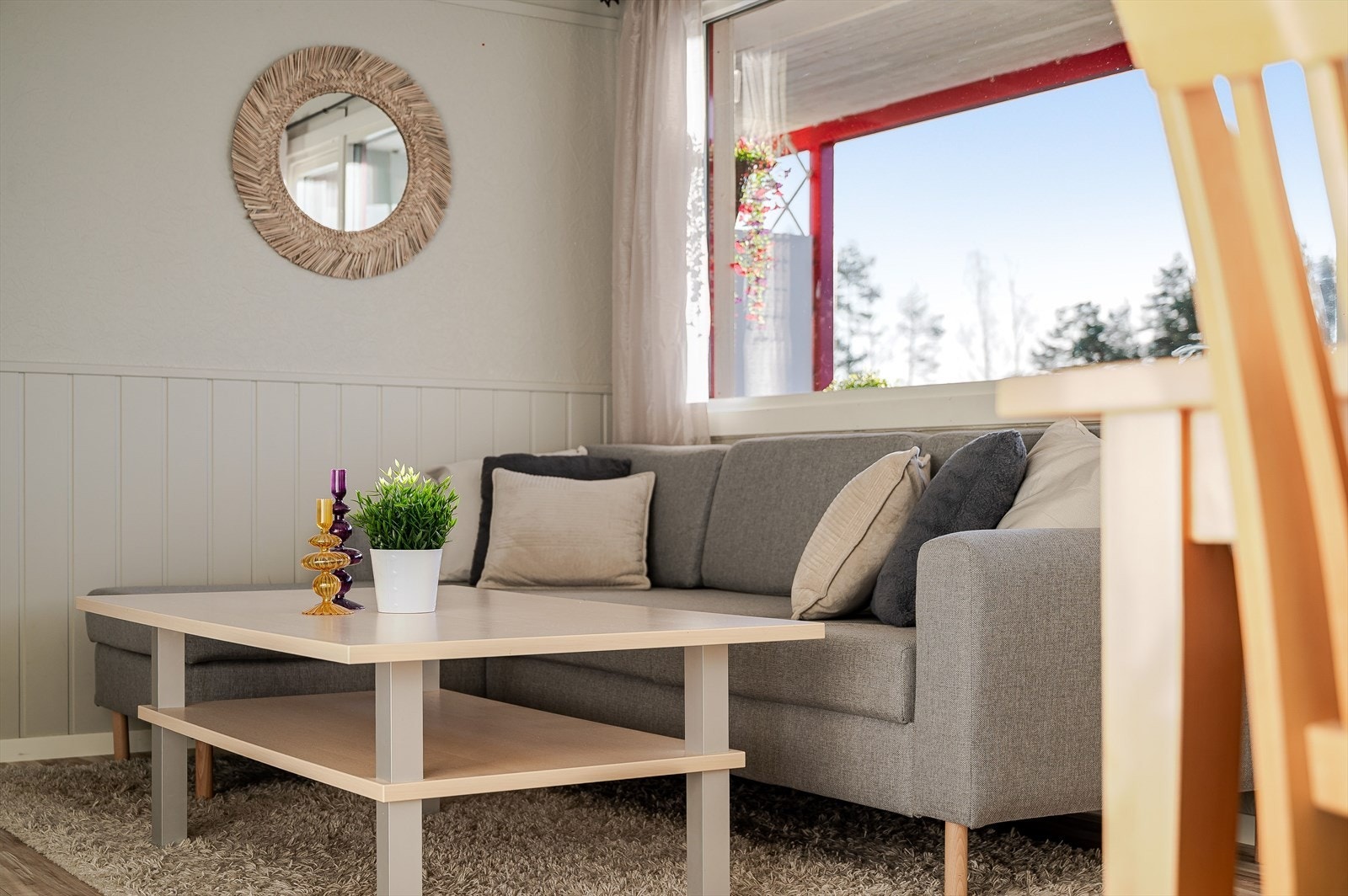 Stua er malt i lyse og tidløse farger. Galleribilde